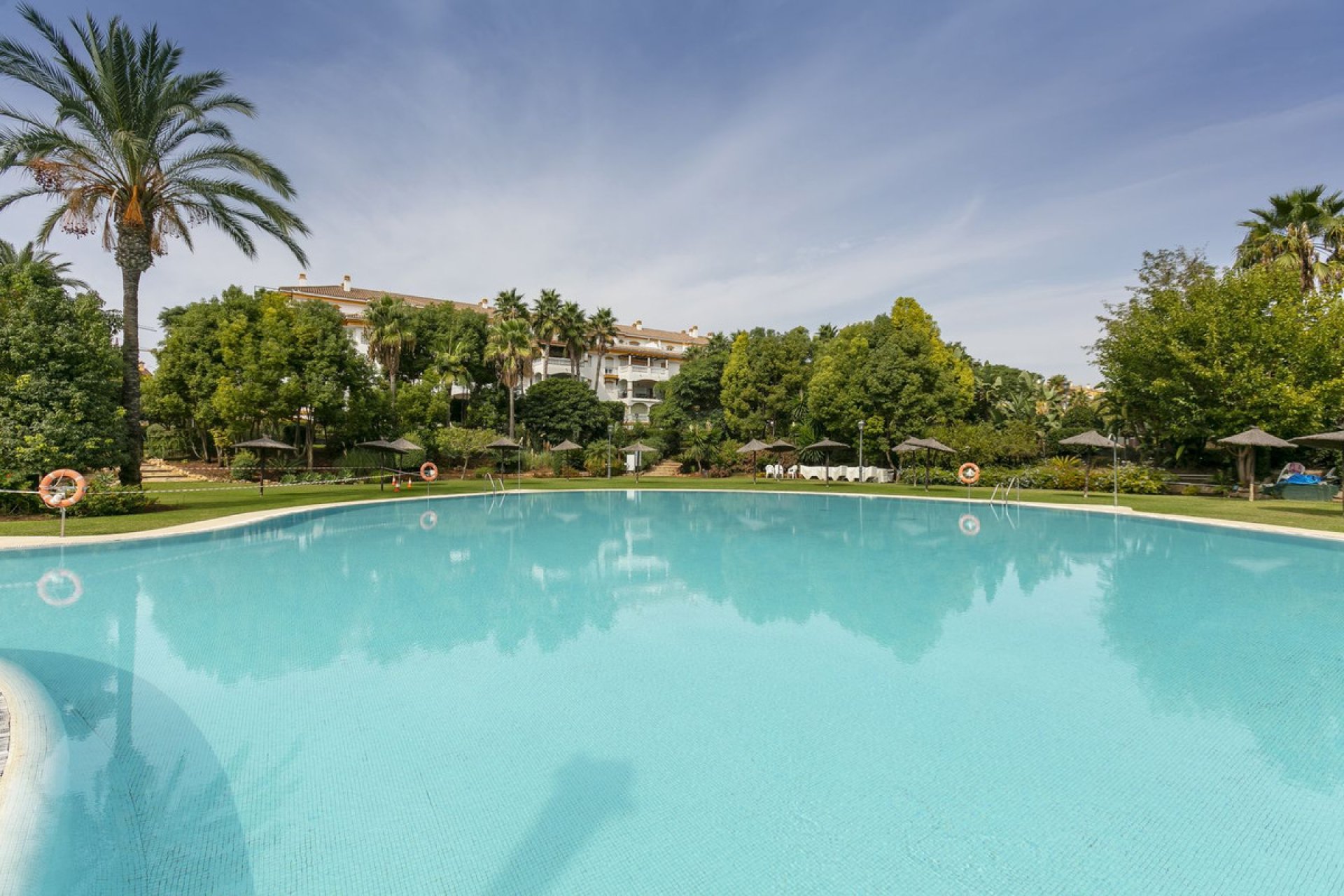 Resale - Apartment - Middle Floor Apartment - Marbella - Nueva Andalucia