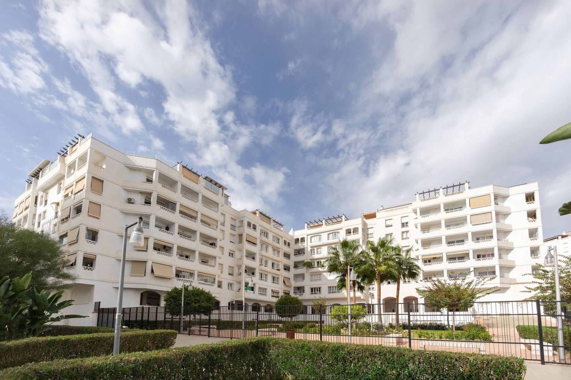 Resale - Apartment - Middle Floor Apartment - Marbella - Nueva Andalucia