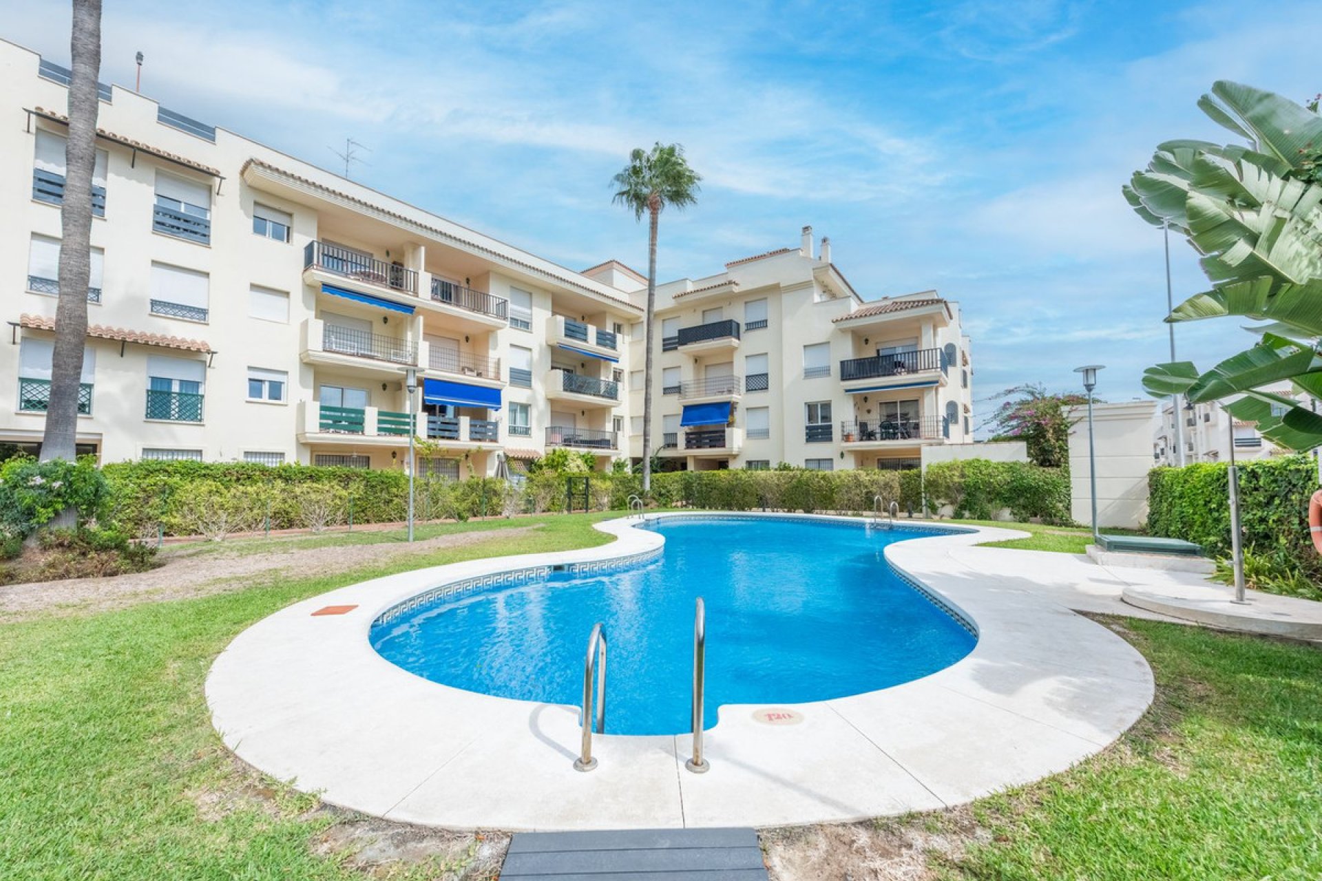 Resale - Apartment - Middle Floor Apartment - Marbella - Nueva Andalucia