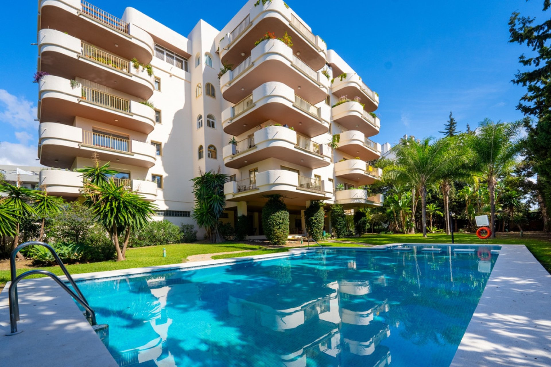 Resale - Apartment - Middle Floor Apartment - Marbella - Nueva Andalucia