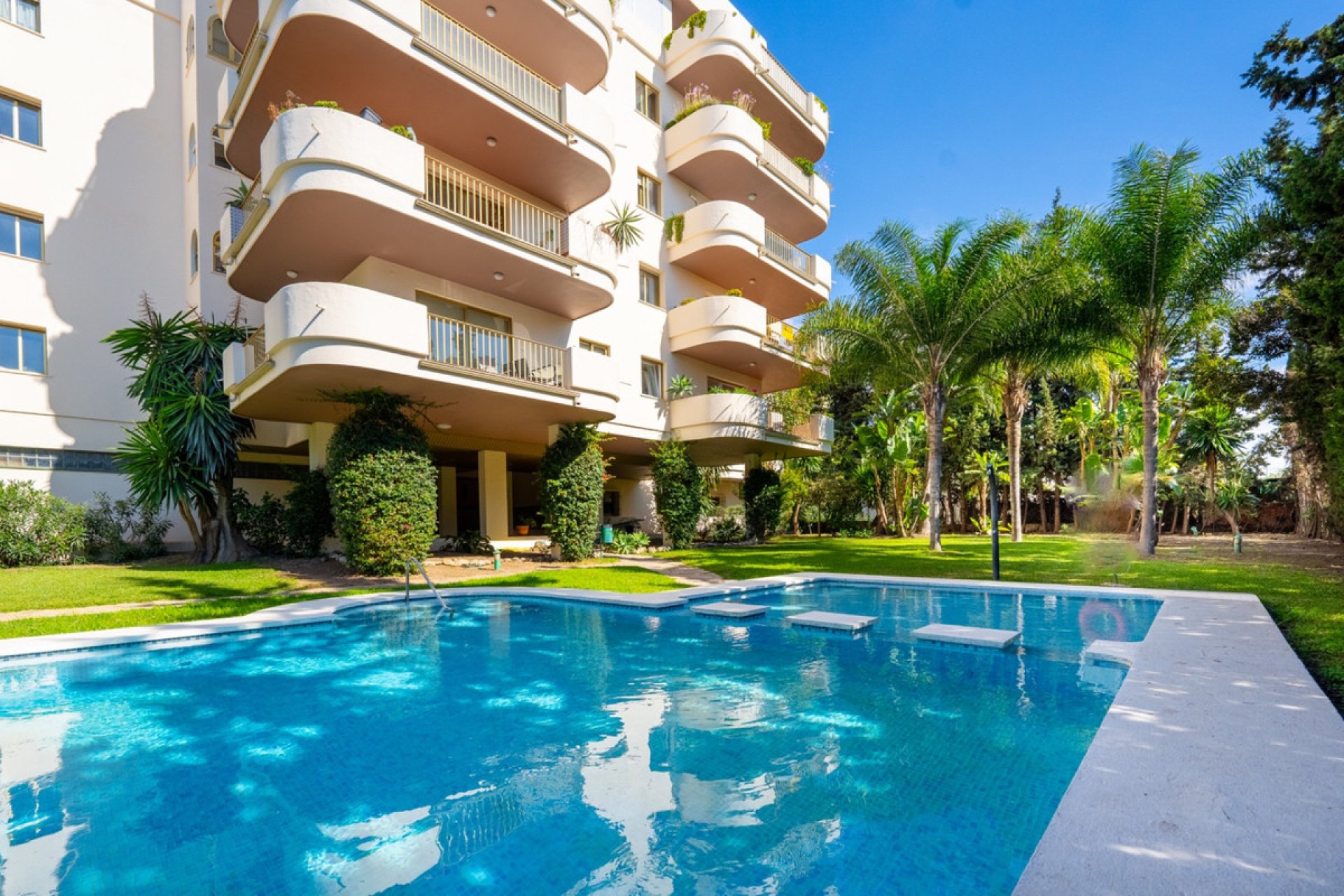 Resale - Apartment - Middle Floor Apartment - Marbella - Nueva Andalucia