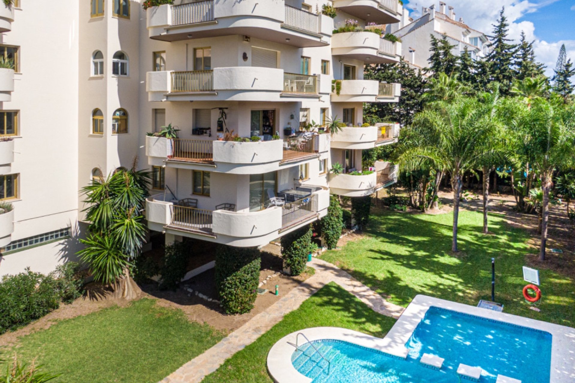 Resale - Apartment - Middle Floor Apartment - Marbella - Nueva Andalucia