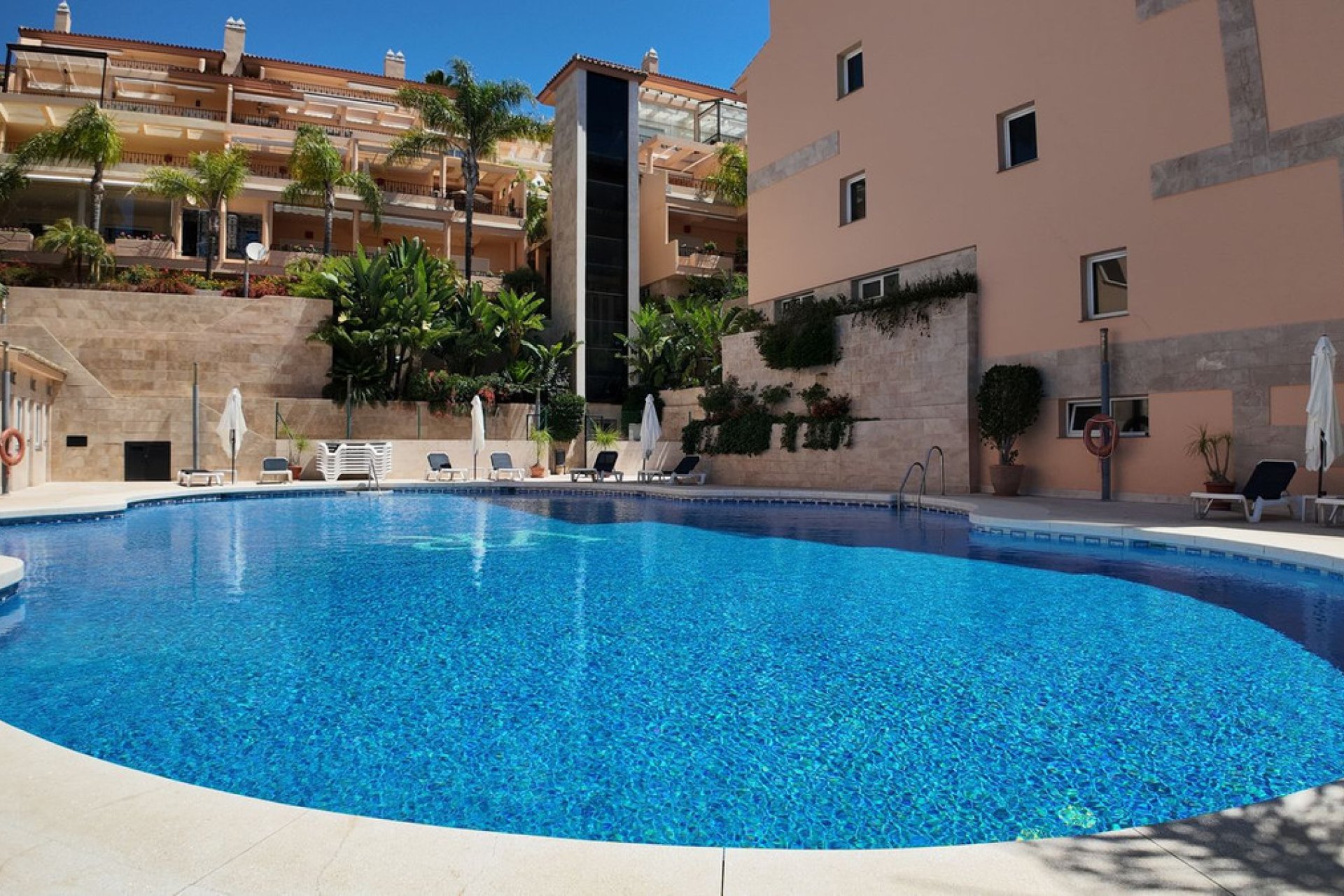 Resale - Apartment - Middle Floor Apartment - Marbella - Nueva Andalucia