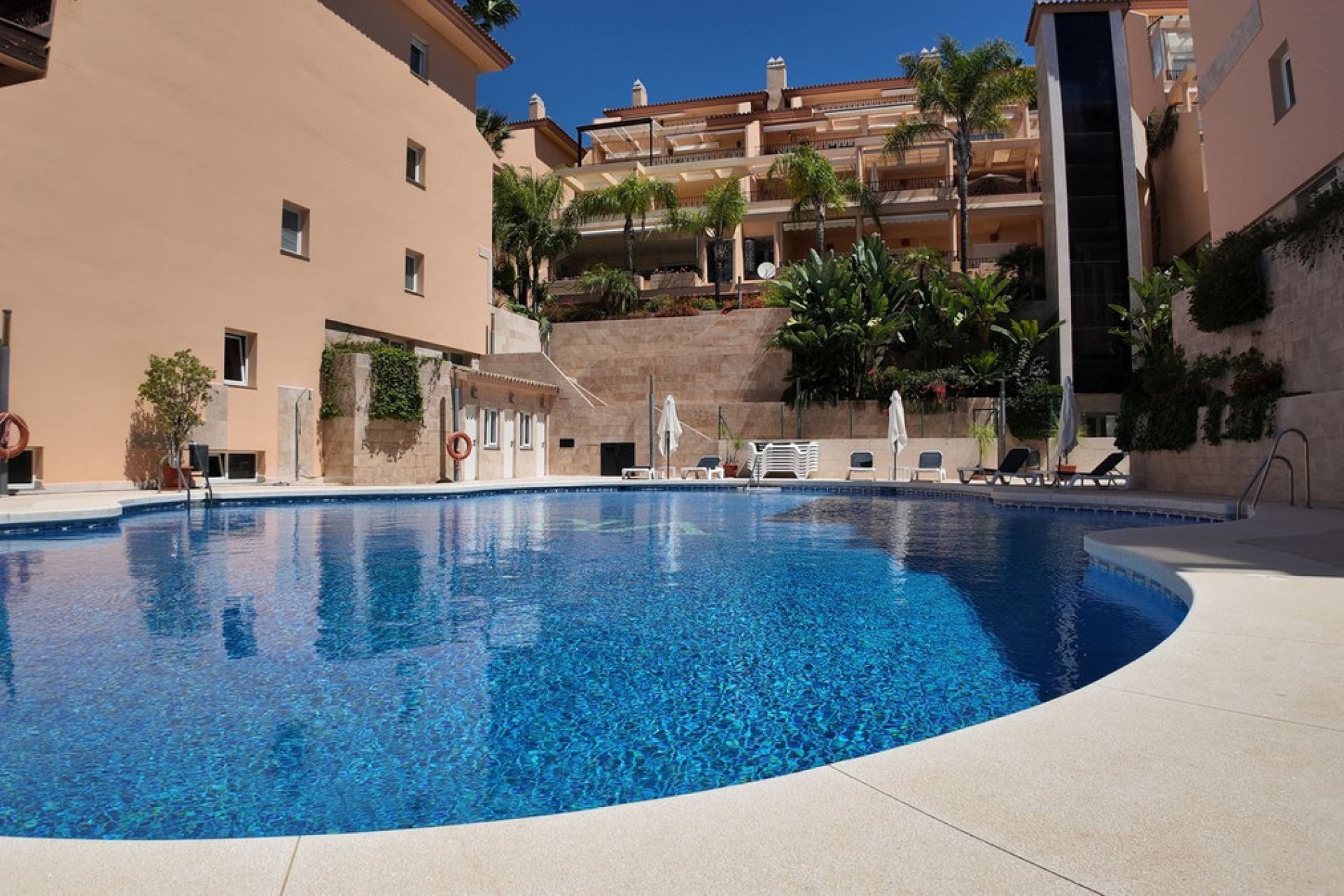 Resale - Apartment - Middle Floor Apartment - Marbella - Nueva Andalucia