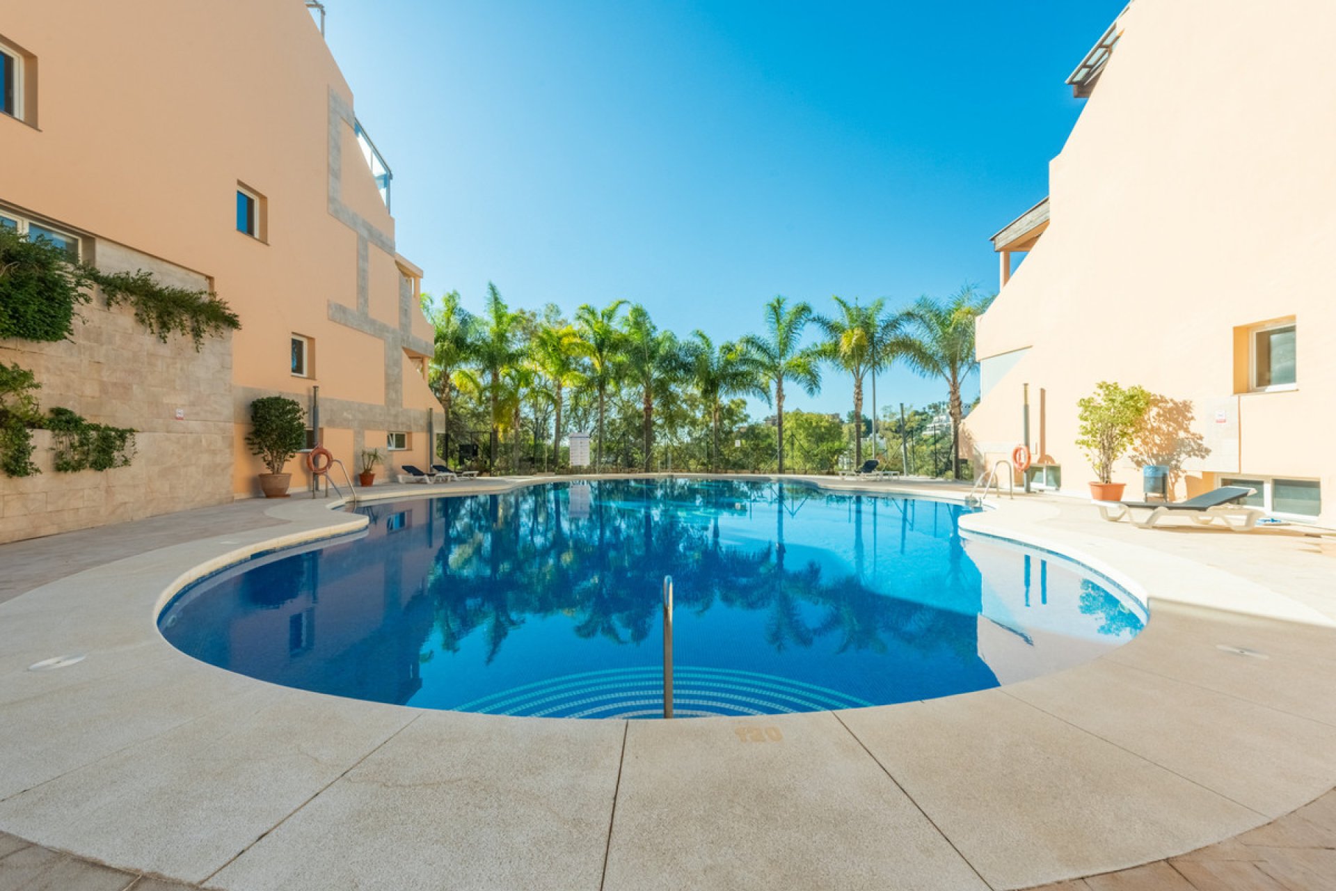 Resale - Apartment - Middle Floor Apartment - Marbella - Nueva Andalucia