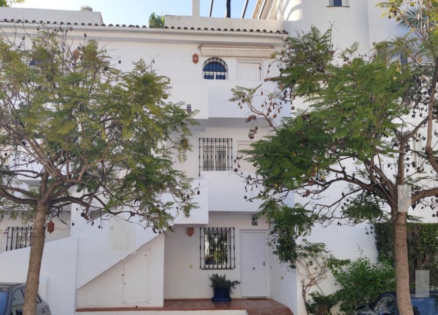 Resale - Apartment - Middle Floor Apartment - Marbella - Nueva Andalucia