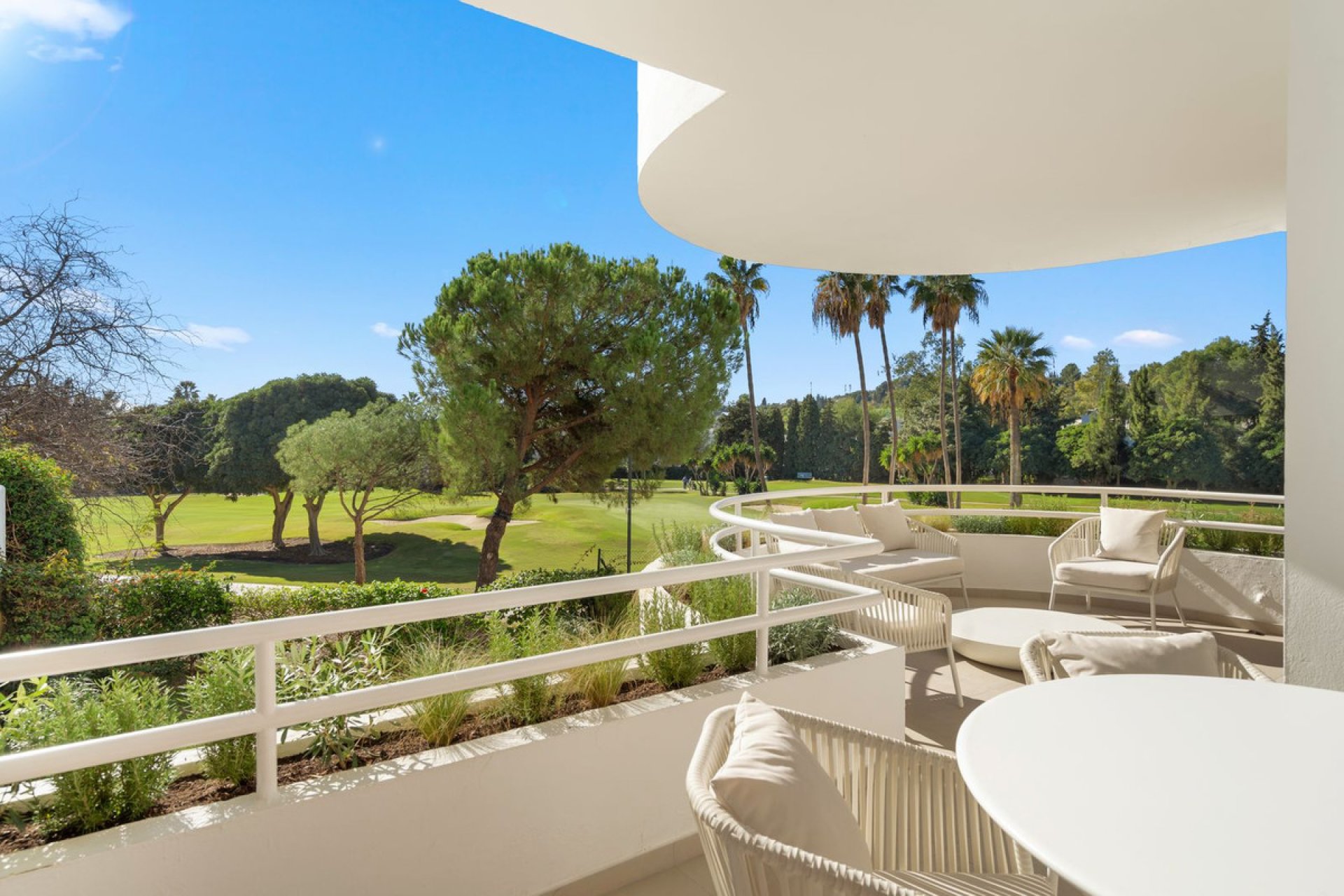 Resale - Apartment - Middle Floor Apartment - Marbella - Nueva Andalucia