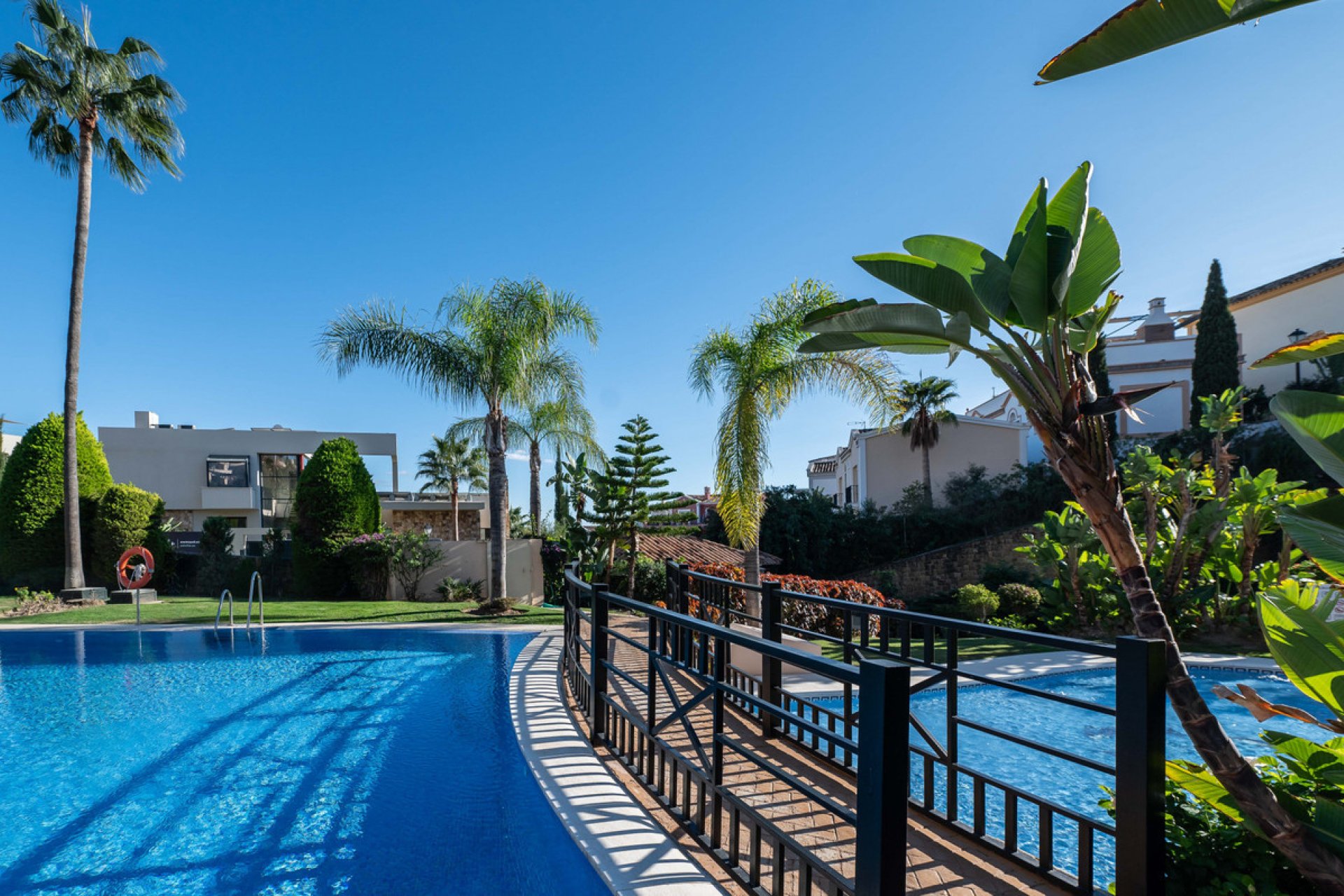 Resale - Apartment - Middle Floor Apartment - Marbella - Nueva Andalucia