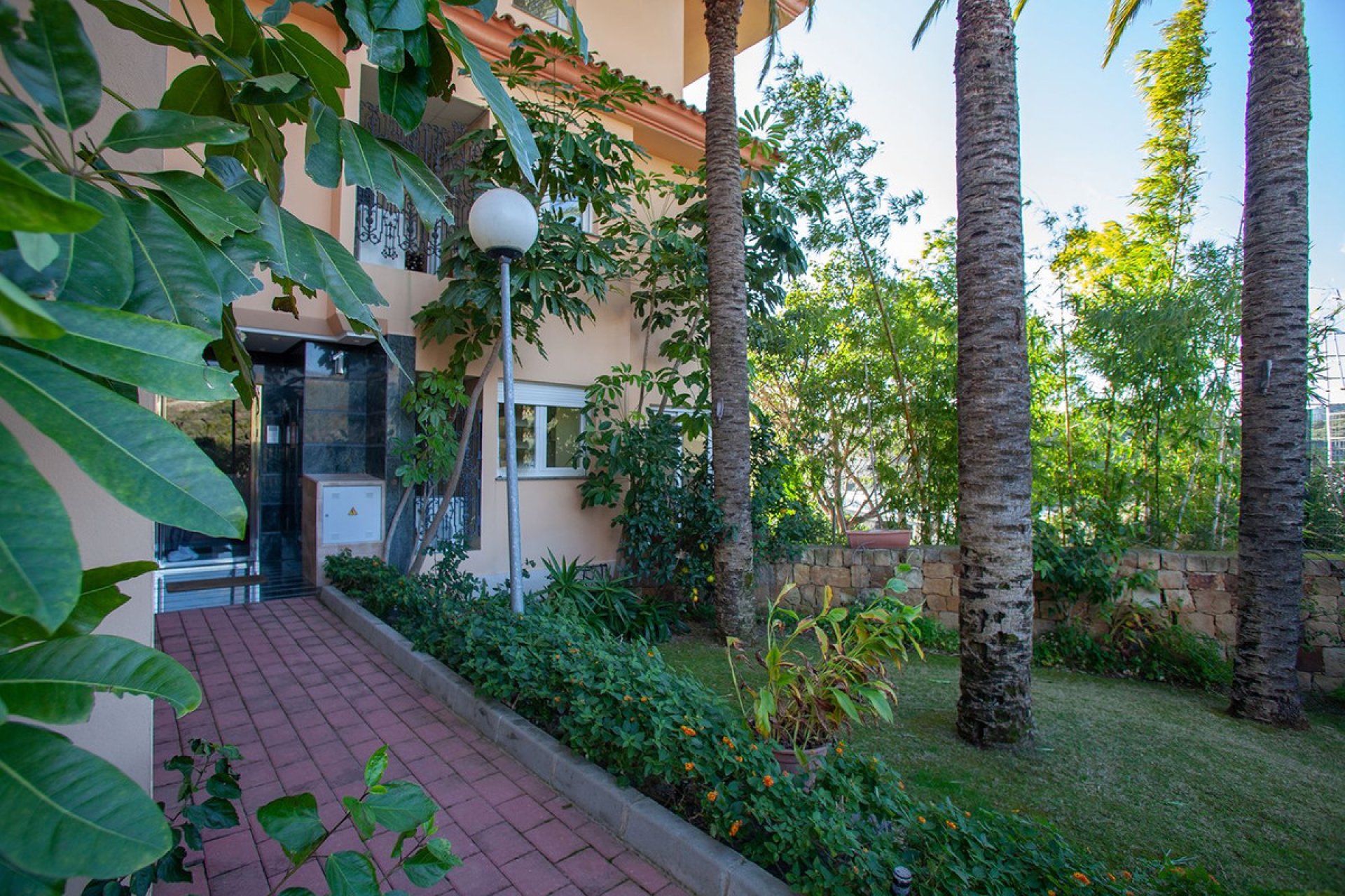 Resale - Apartment - Middle Floor Apartment - Marbella - Nueva Andalucia