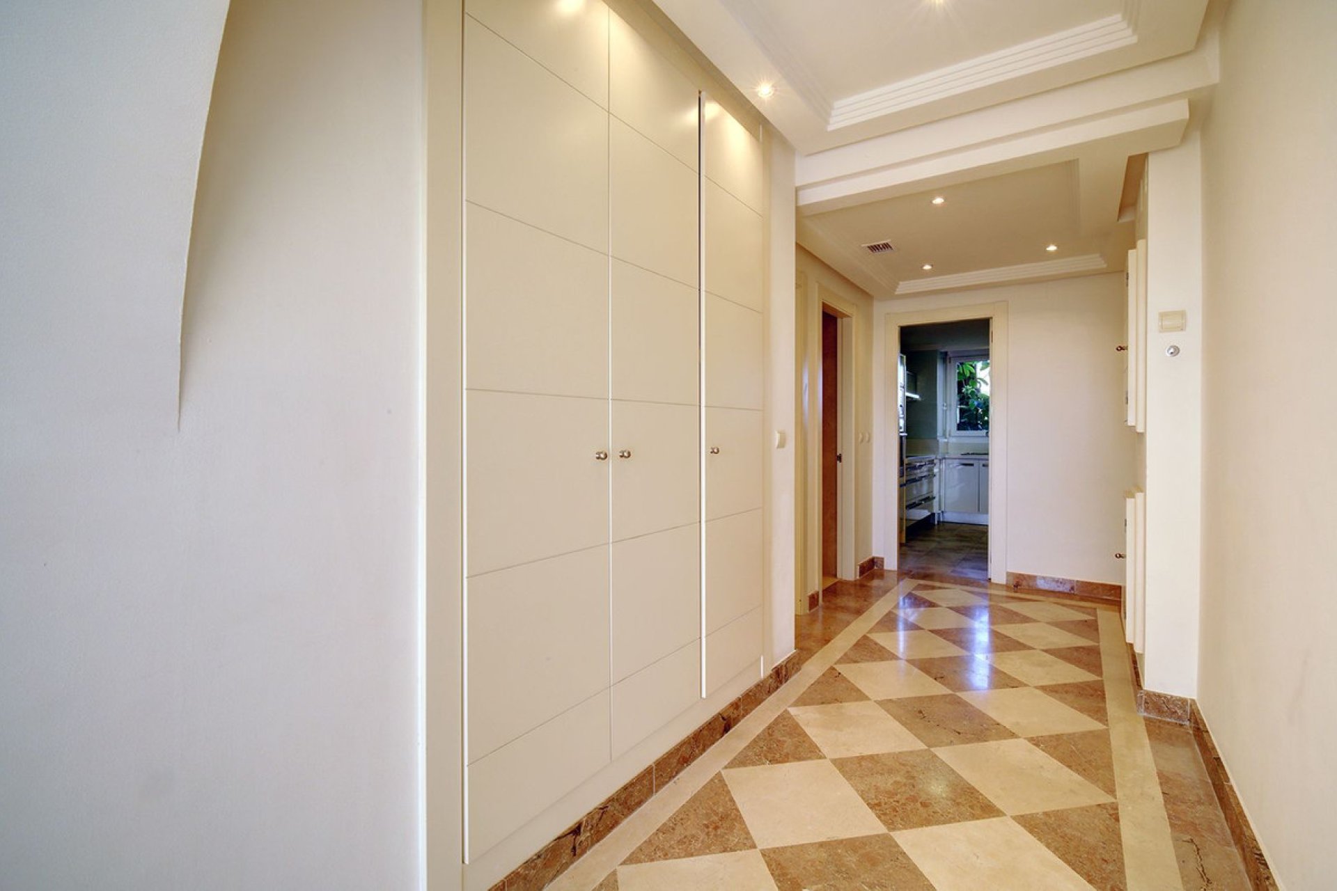 Resale - Apartment - Middle Floor Apartment - Marbella - Nueva Andalucia