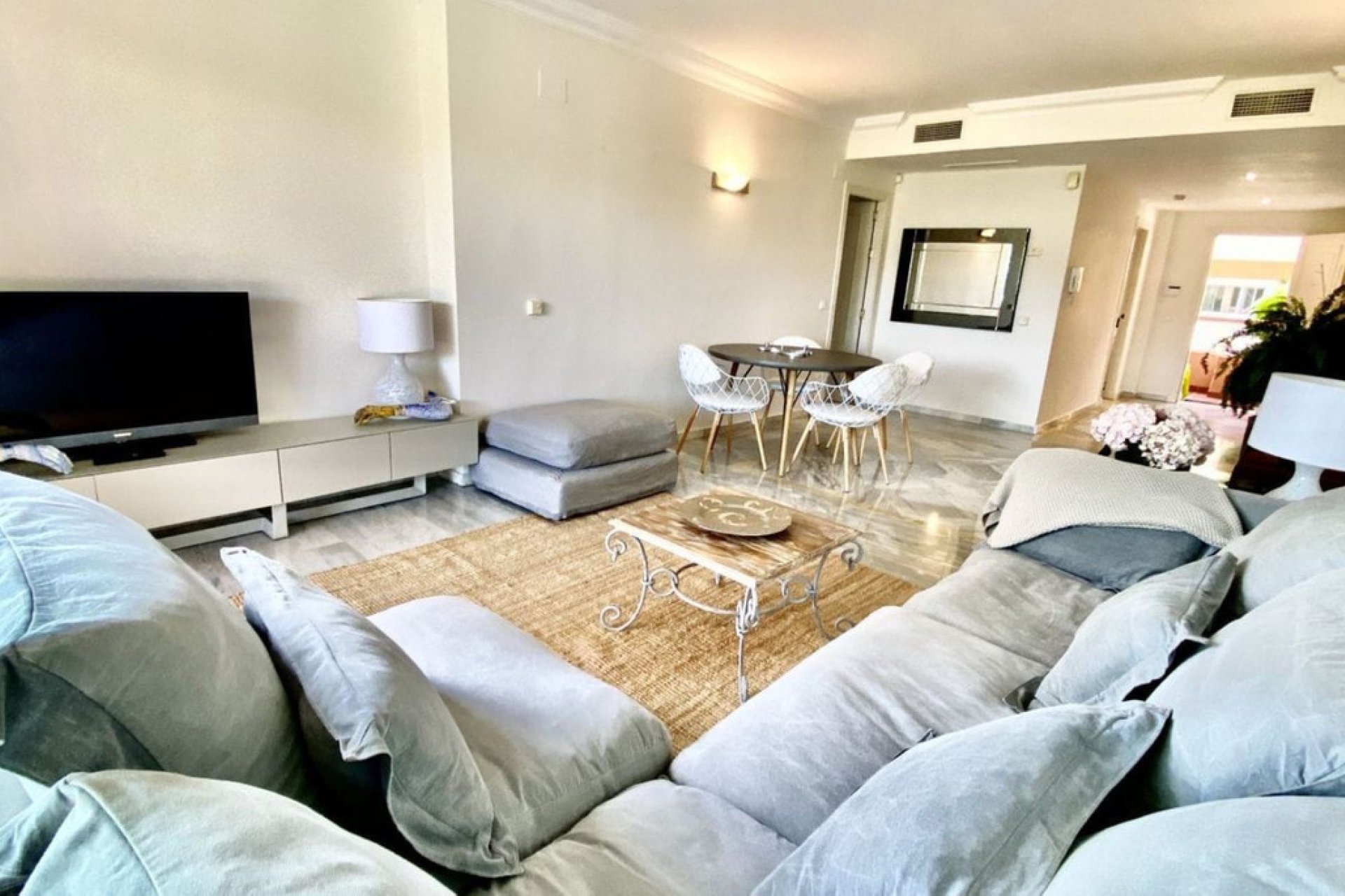 Resale - Apartment - Middle Floor Apartment - Marbella - Nueva Andalucia