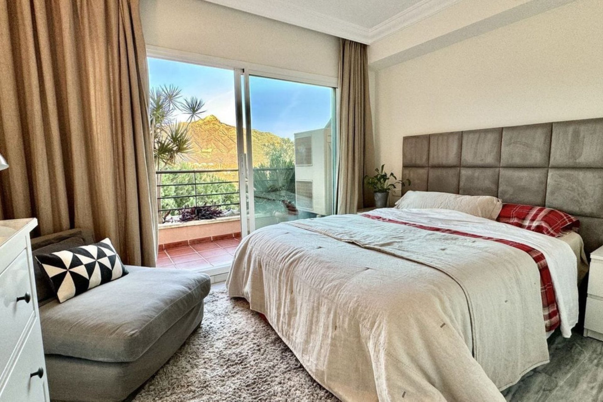 Resale - Apartment - Middle Floor Apartment - Marbella - Nueva Andalucia