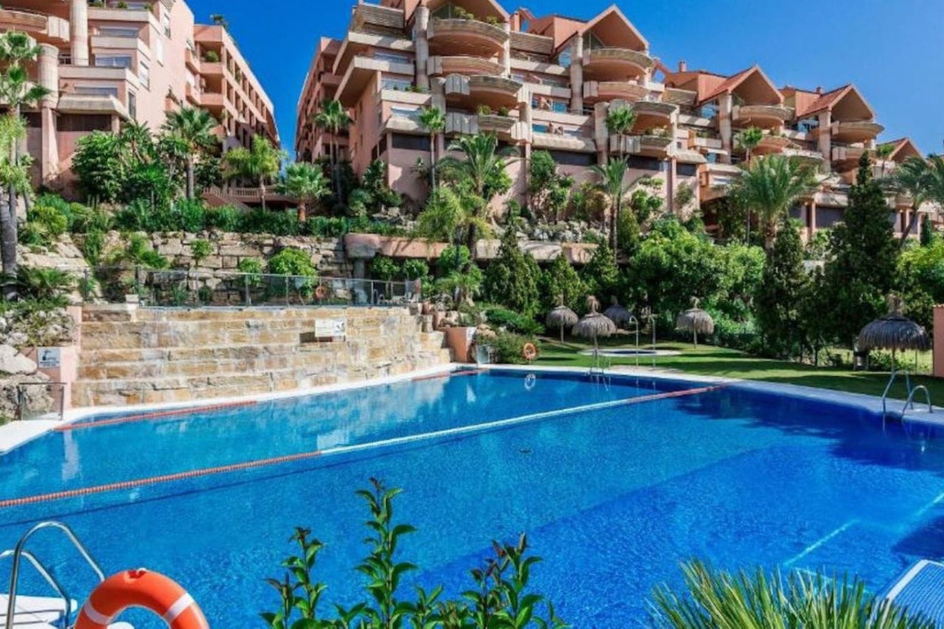 Resale - Apartment - Middle Floor Apartment - Marbella - Nueva Andalucia