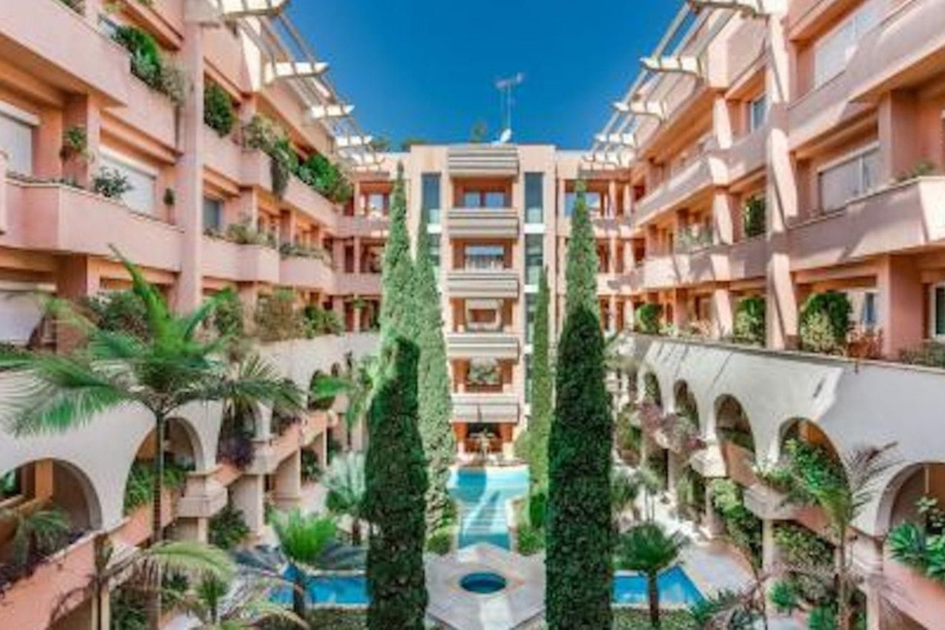 Resale - Apartment - Middle Floor Apartment - Marbella - Nueva Andalucia