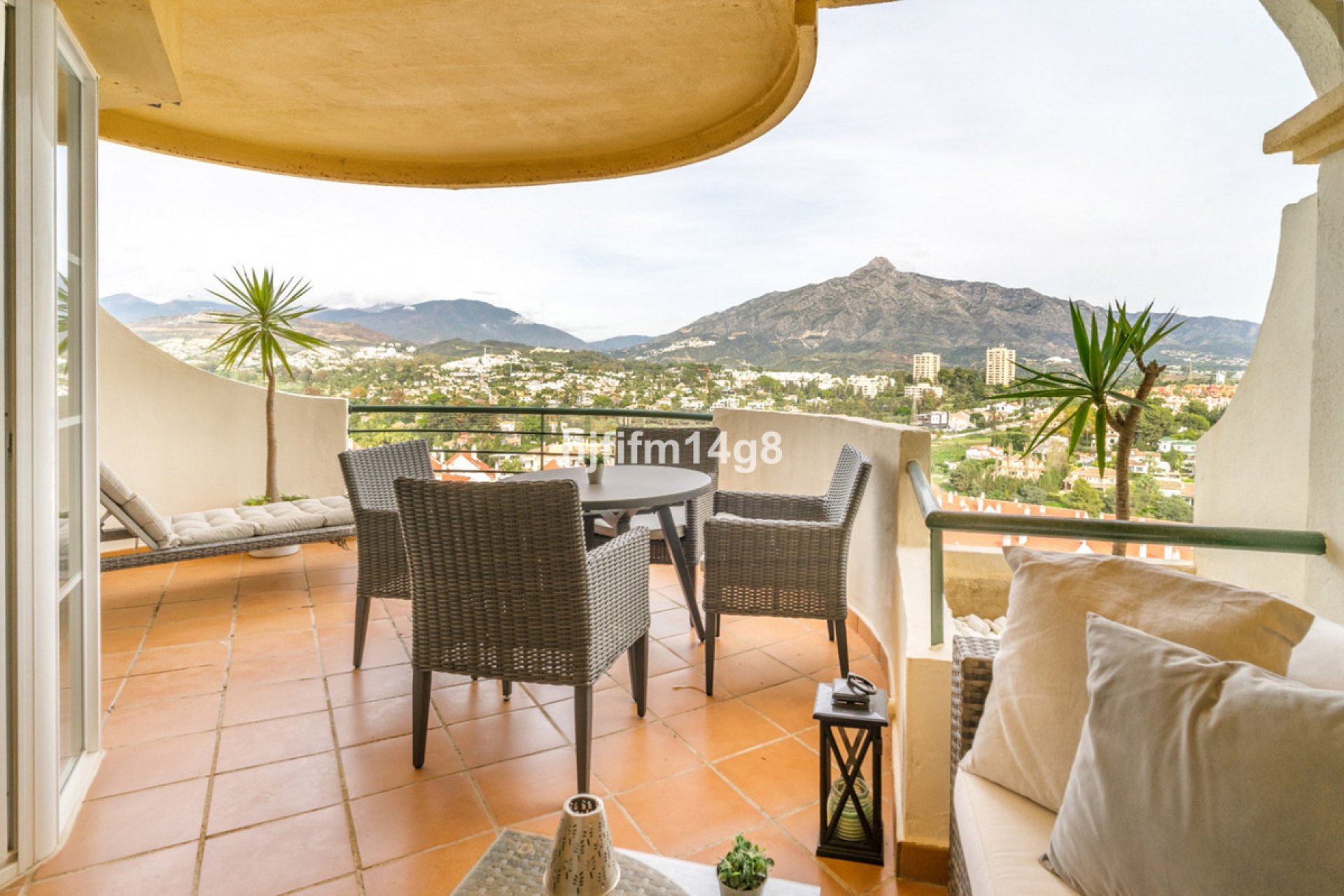 Resale - Apartment - Middle Floor Apartment - Marbella - Nueva Andalucia