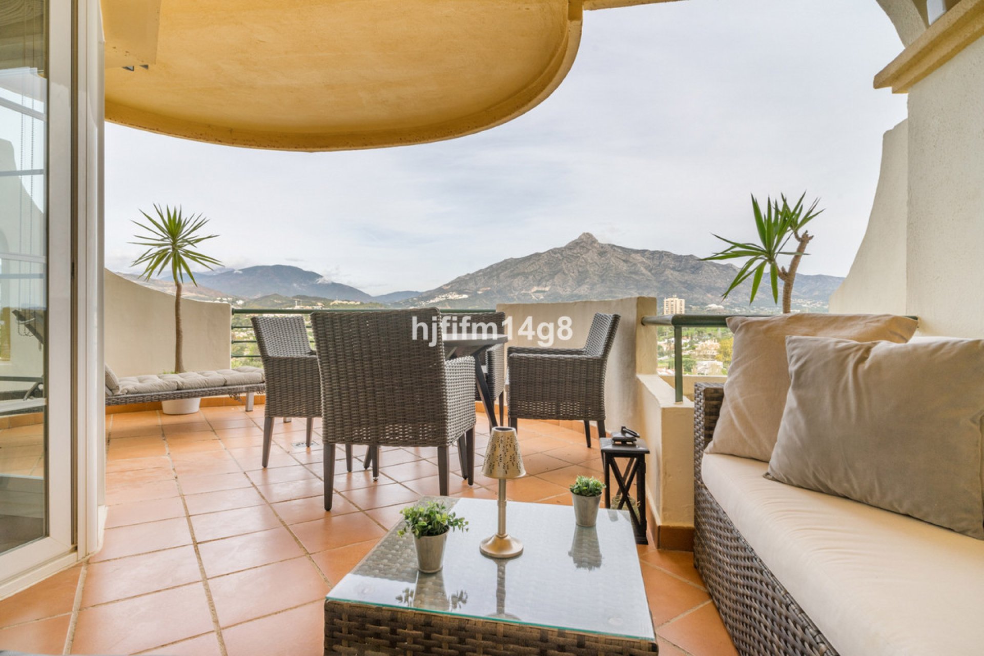 Resale - Apartment - Middle Floor Apartment - Marbella - Nueva Andalucia