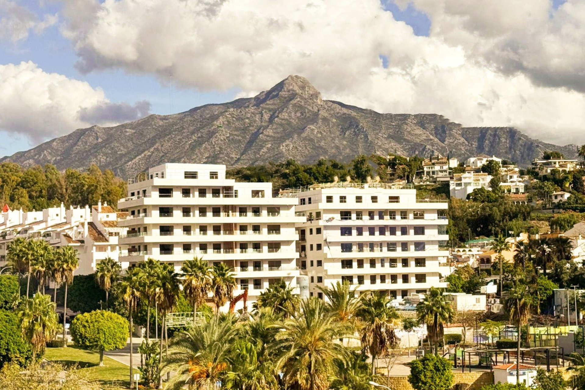 Resale - Apartment - Middle Floor Apartment - Marbella - Nueva Andalucia