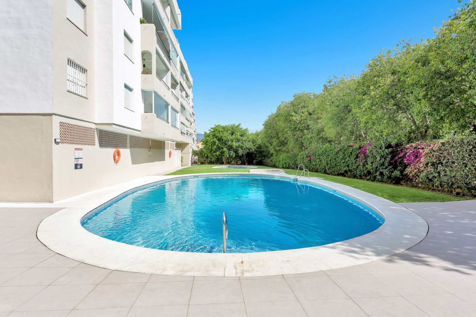 Resale - Apartment - Middle Floor Apartment - Marbella - Nueva Andalucia