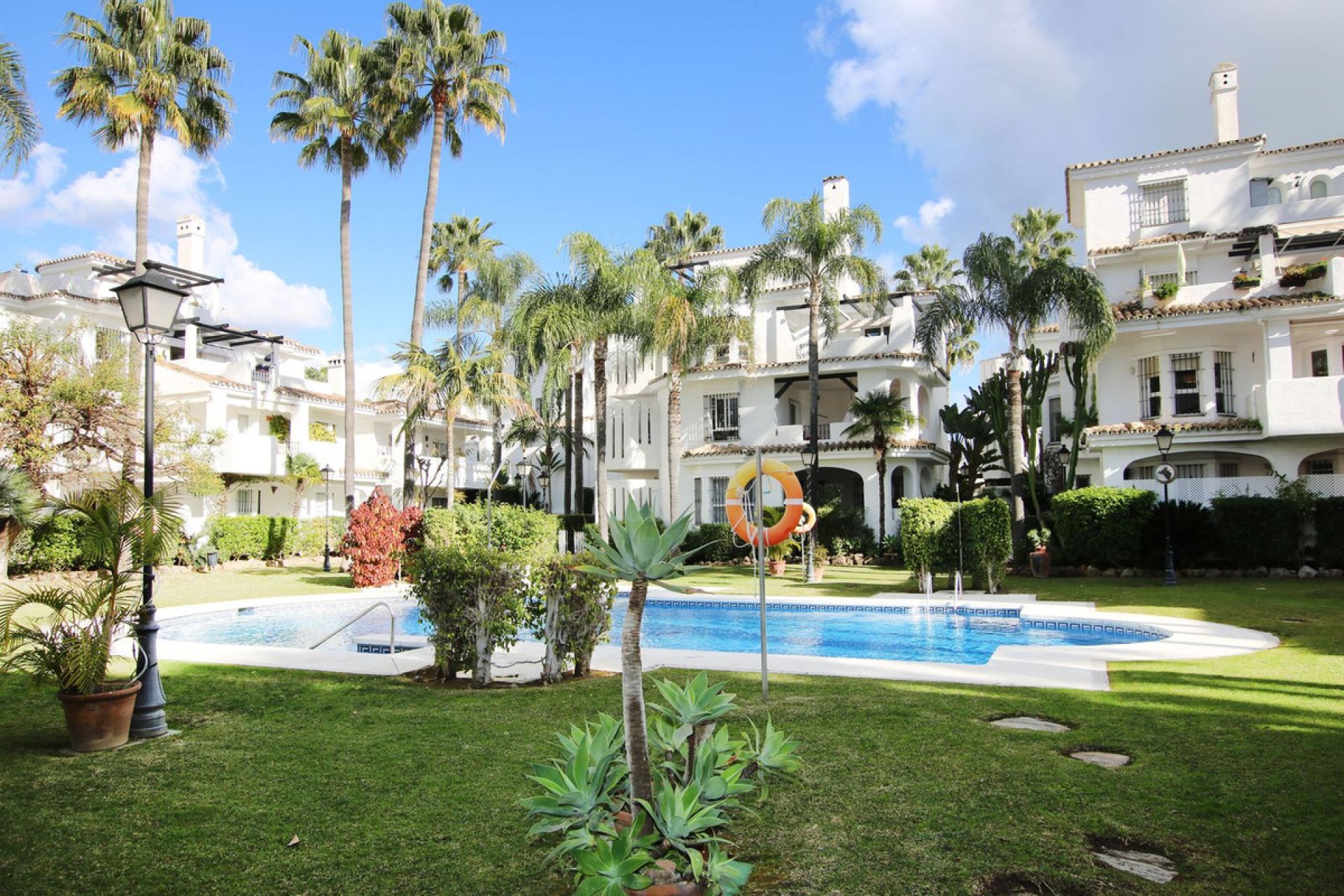 Resale - Apartment - Middle Floor Apartment - Marbella - Nueva Andalucia