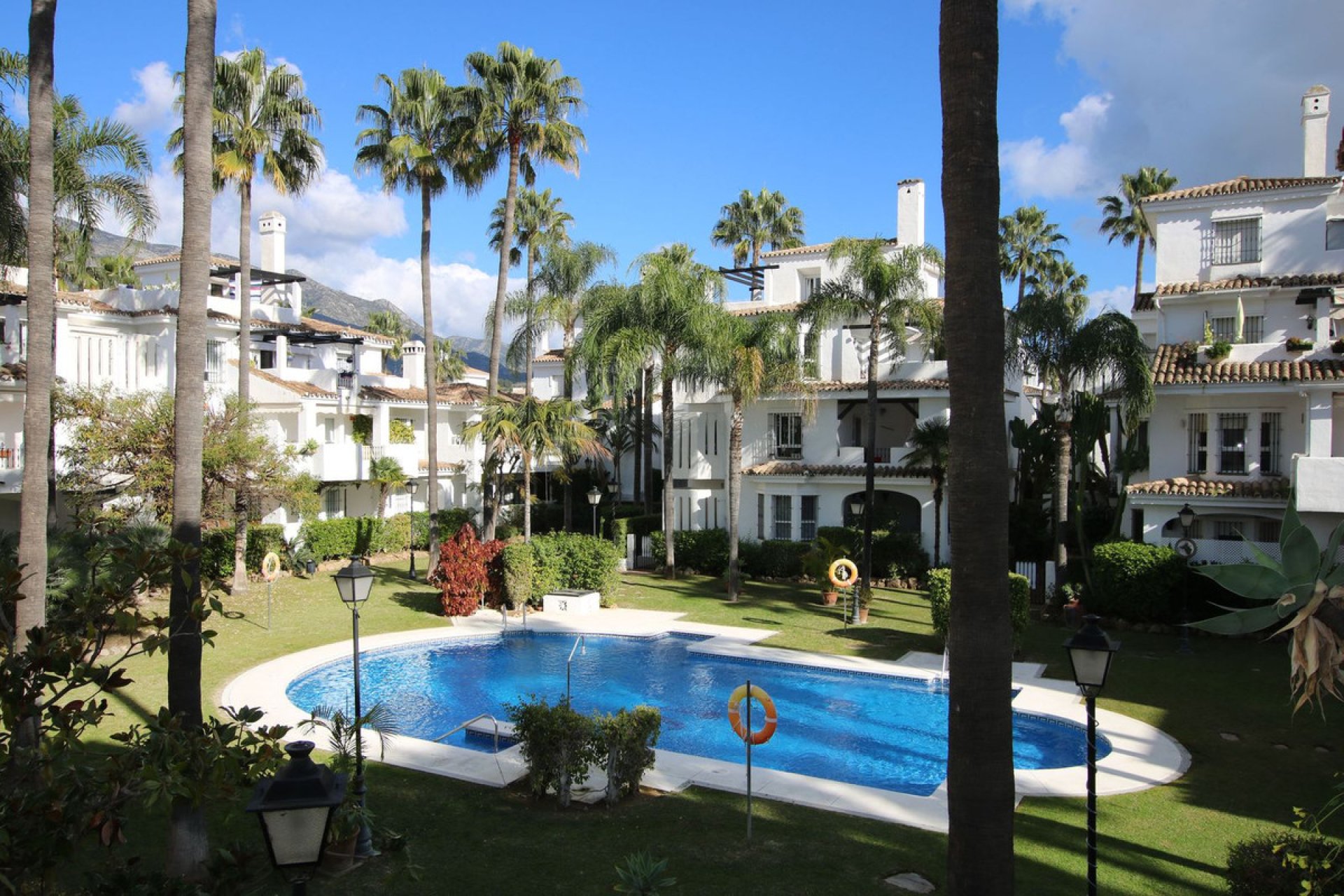 Resale - Apartment - Middle Floor Apartment - Marbella - Nueva Andalucia