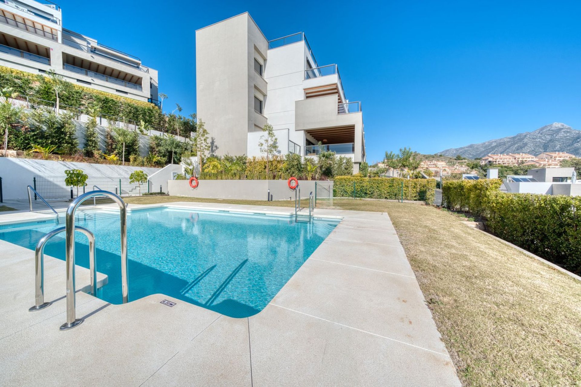 Resale - Apartment - Middle Floor Apartment - Marbella - Nueva Andalucia