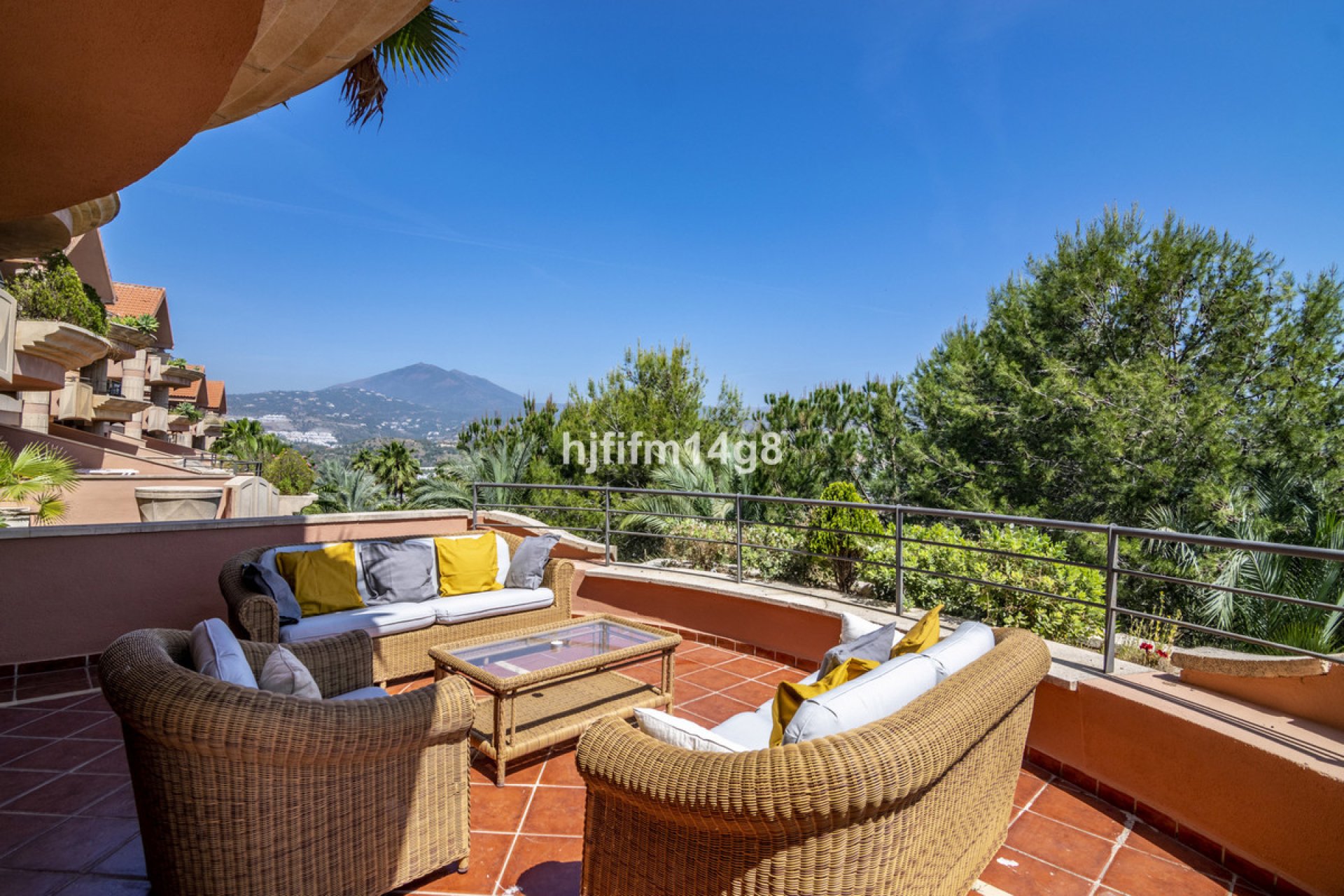 Resale - Apartment - Middle Floor Apartment - Marbella - Nueva Andalucia