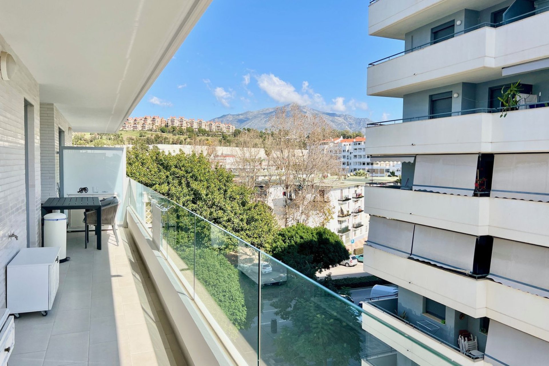 Resale - Apartment - Middle Floor Apartment - Marbella - Nueva Andalucia