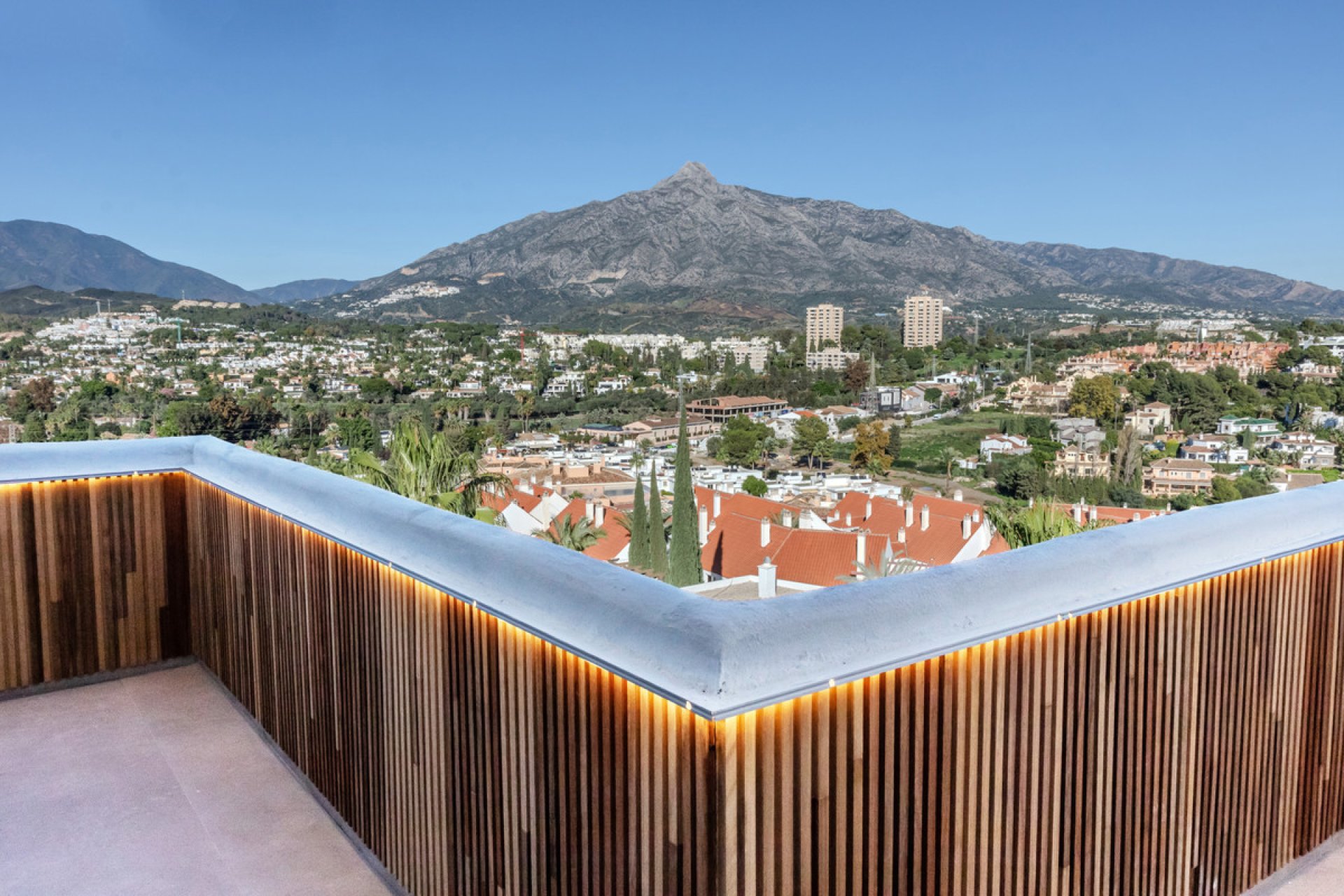 Resale - Apartment - Middle Floor Apartment - Marbella - Nueva Andalucia