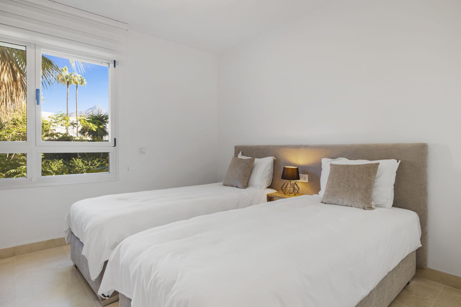 Resale - Apartment - Middle Floor Apartment - Marbella - Nueva Andalucia