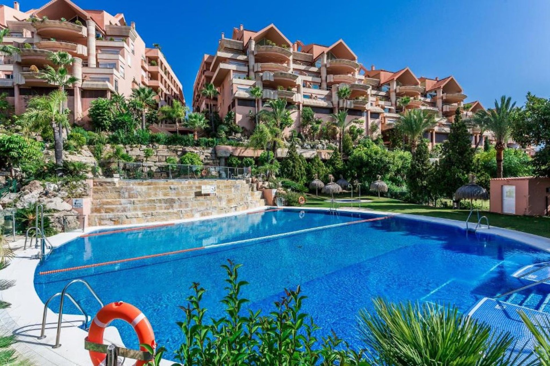 Resale - Apartment - Middle Floor Apartment - Marbella - Nueva Andalucia