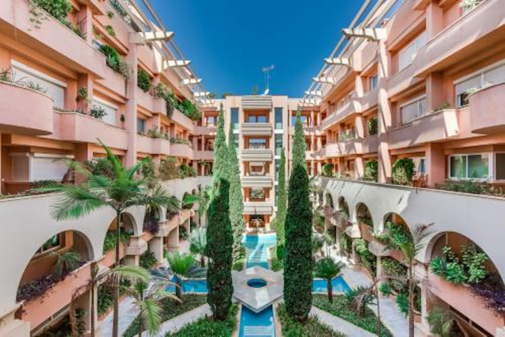 Resale - Apartment - Middle Floor Apartment - Marbella - Nueva Andalucia