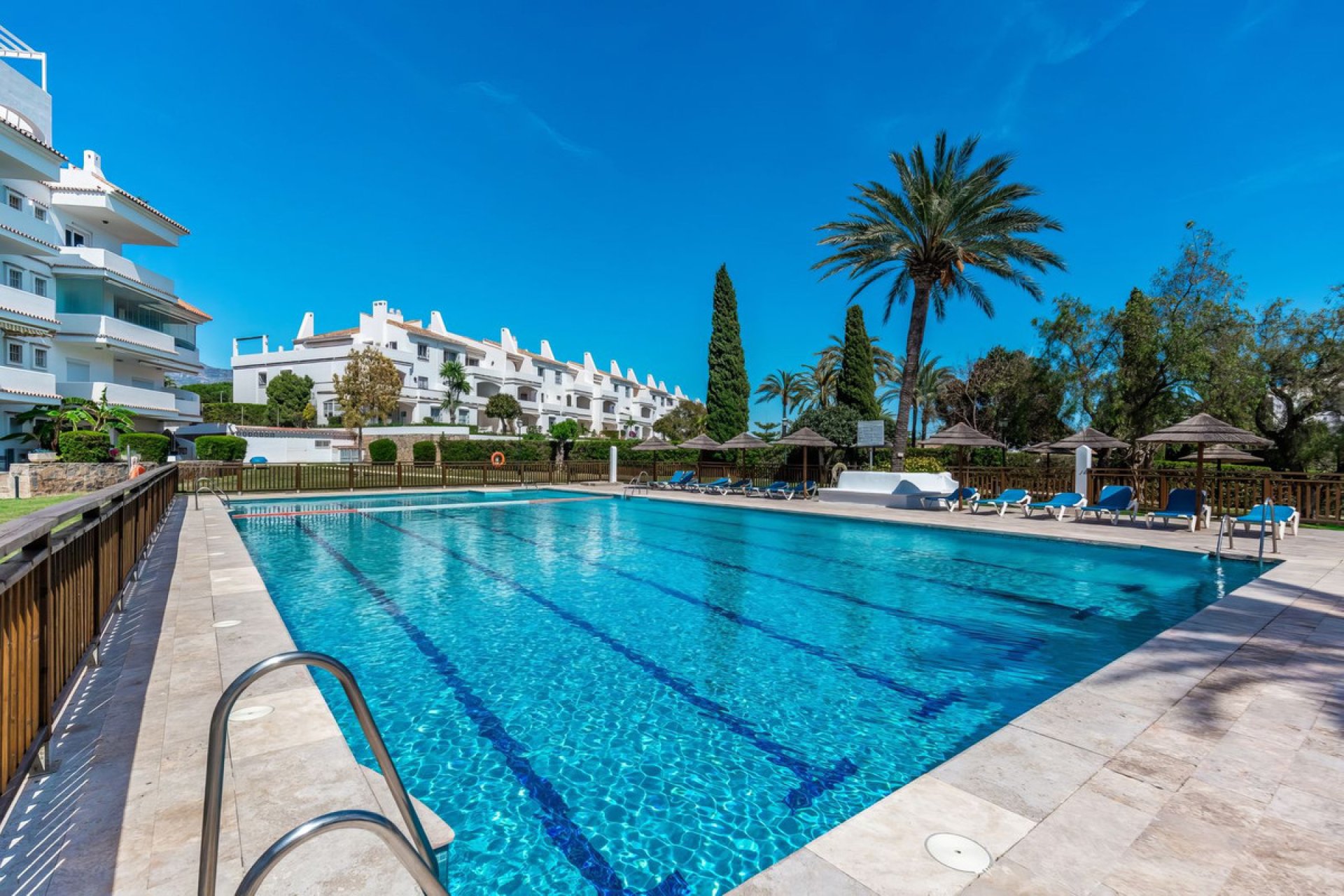 Resale - Apartment - Middle Floor Apartment - Marbella - Nueva Andalucia