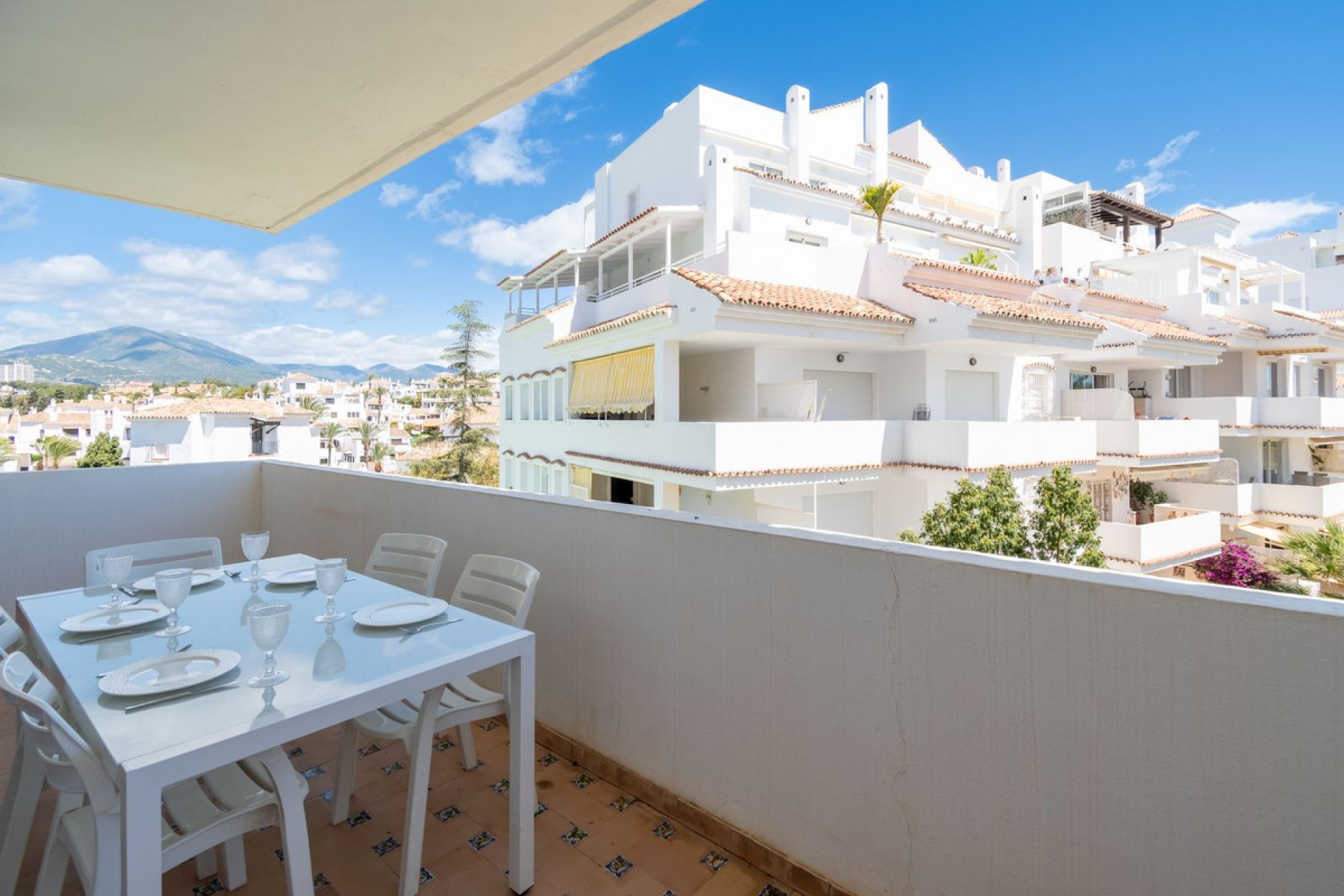 Resale - Apartment - Middle Floor Apartment - Marbella - Nueva Andalucia