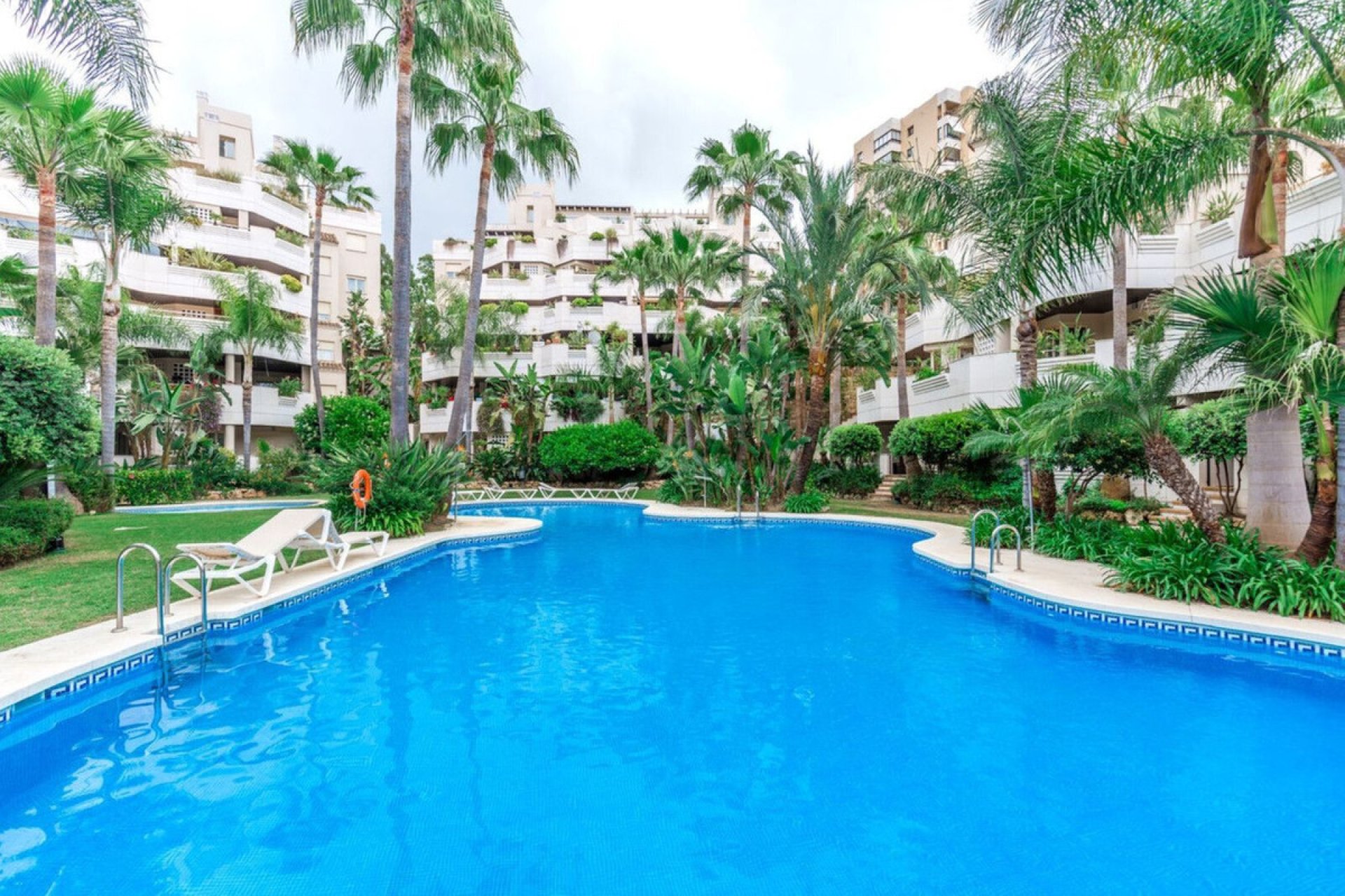 Resale - Apartment - Middle Floor Apartment - Marbella - Nueva Andalucia