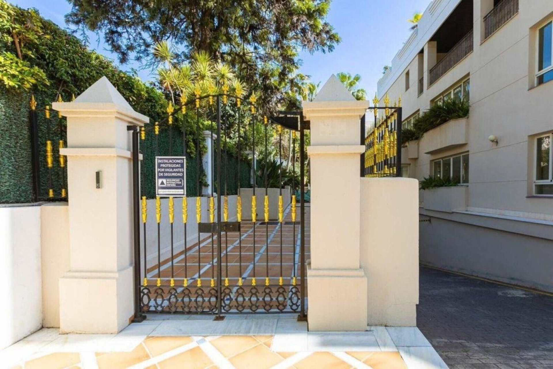 Resale - Apartment - Middle Floor Apartment - Marbella - Nueva Andalucia