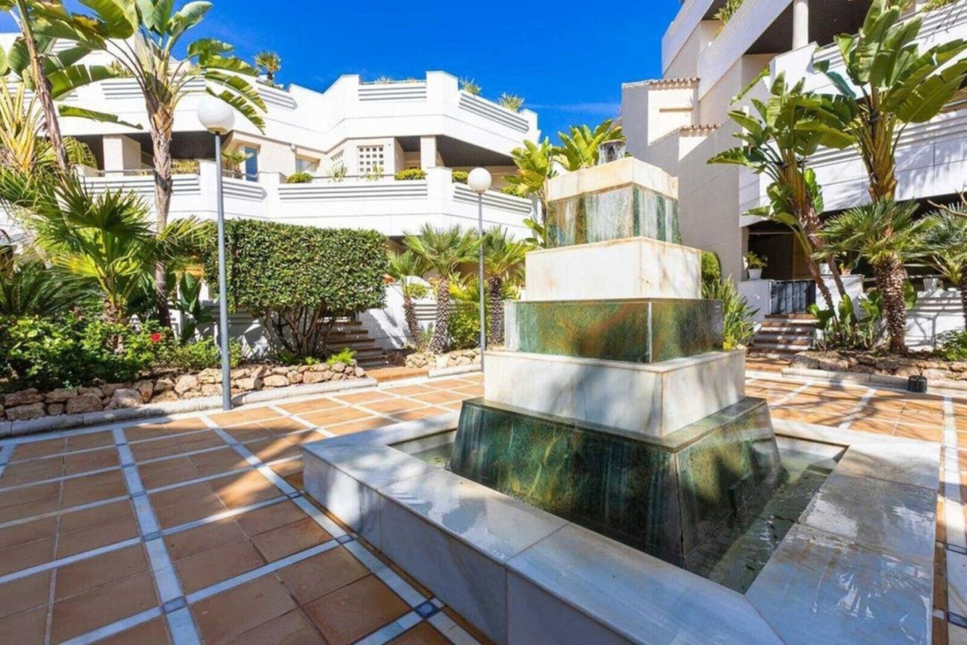 Resale - Apartment - Middle Floor Apartment - Marbella - Nueva Andalucia