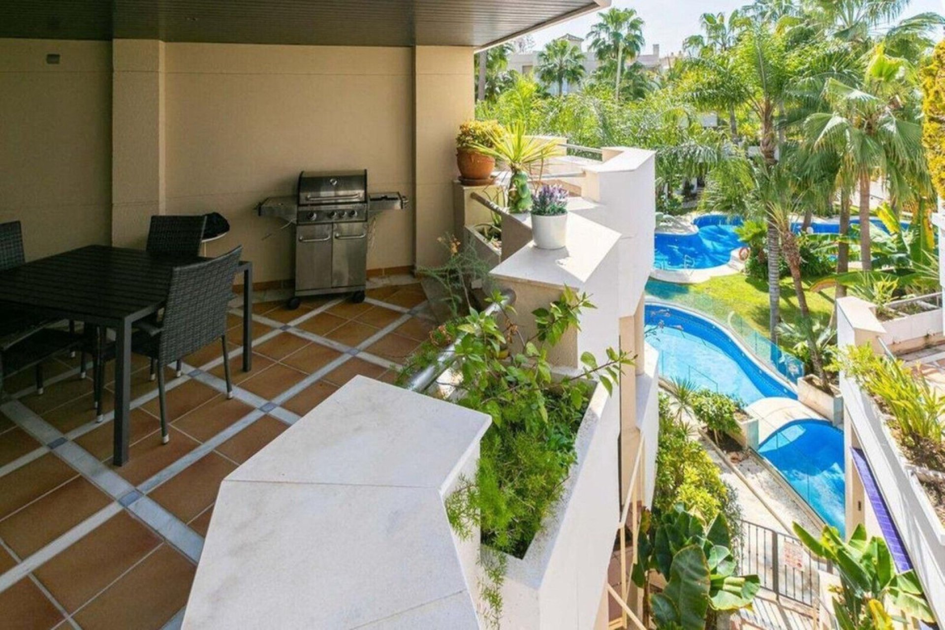 Resale - Apartment - Middle Floor Apartment - Marbella - Nueva Andalucia