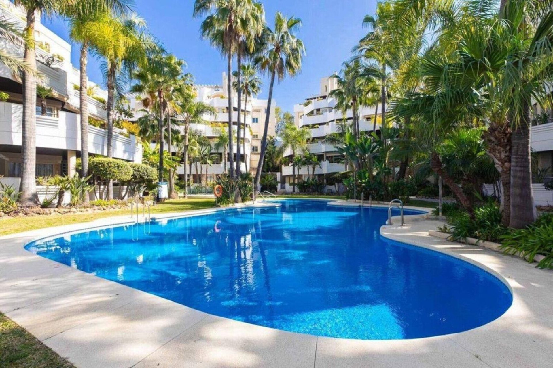 Resale - Apartment - Middle Floor Apartment - Marbella - Nueva Andalucia