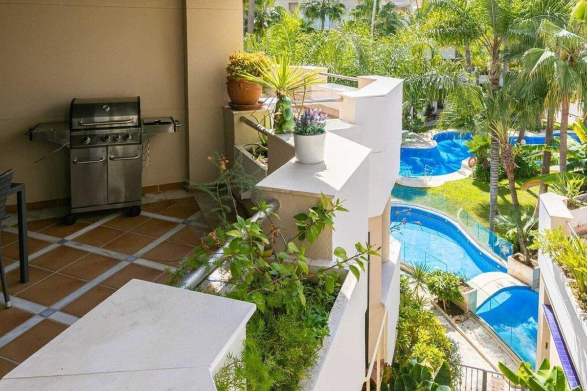 Resale - Apartment - Middle Floor Apartment - Marbella - Nueva Andalucia