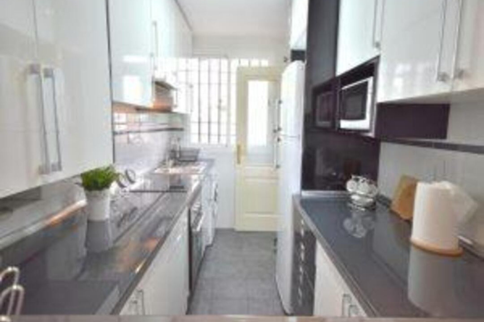 Resale - Apartment - Middle Floor Apartment - Marbella - Nueva Andalucia