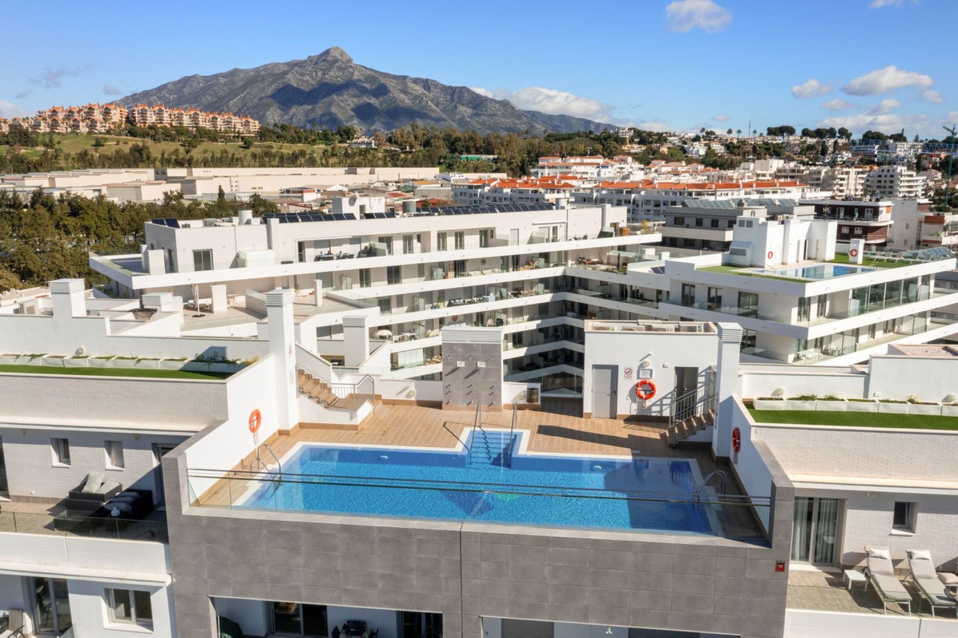 Resale - Apartment - Middle Floor Apartment - Marbella - Nueva Andalucia