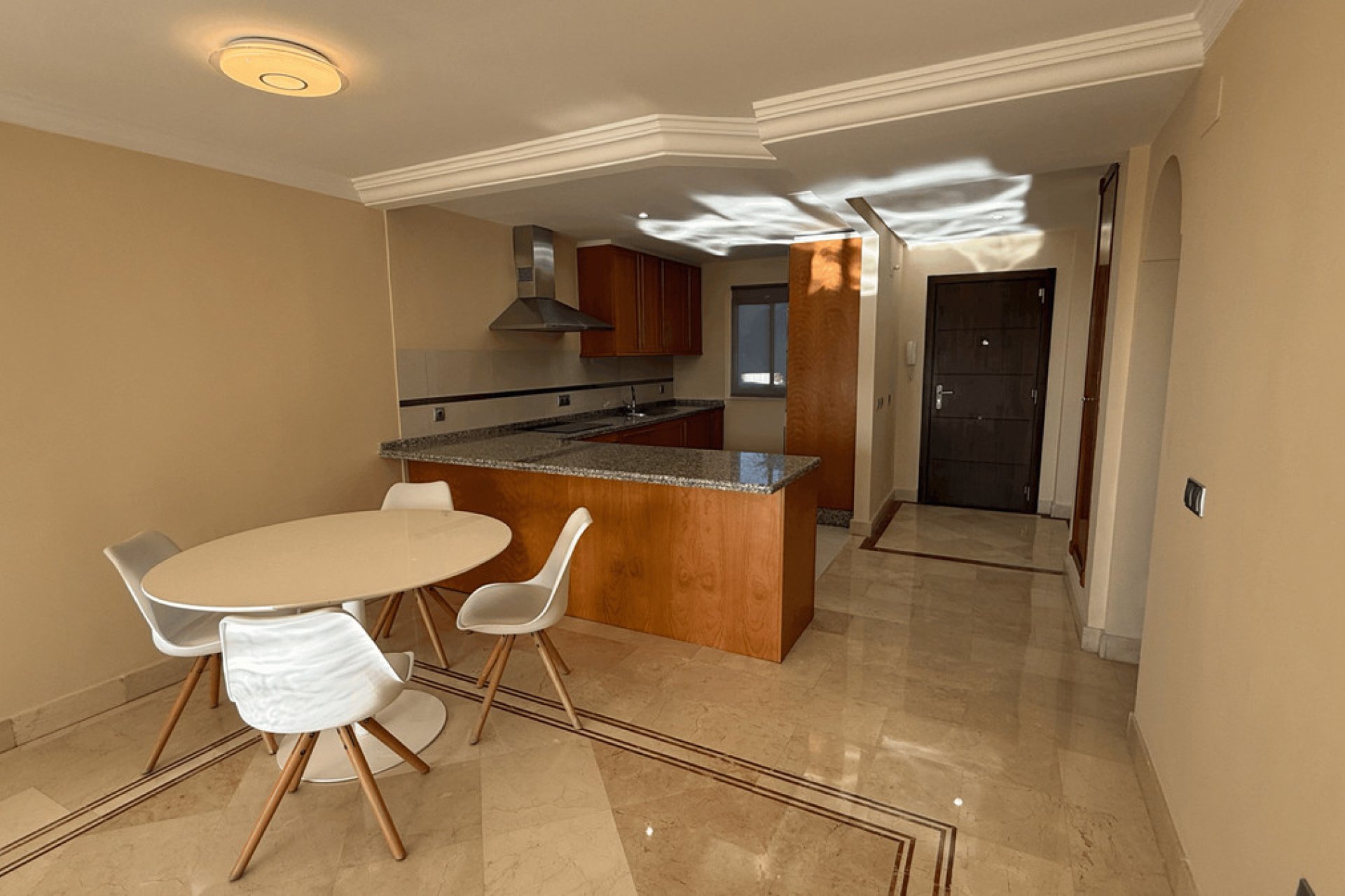 Resale - Apartment - Middle Floor Apartment - Marbella - Nueva Andalucia