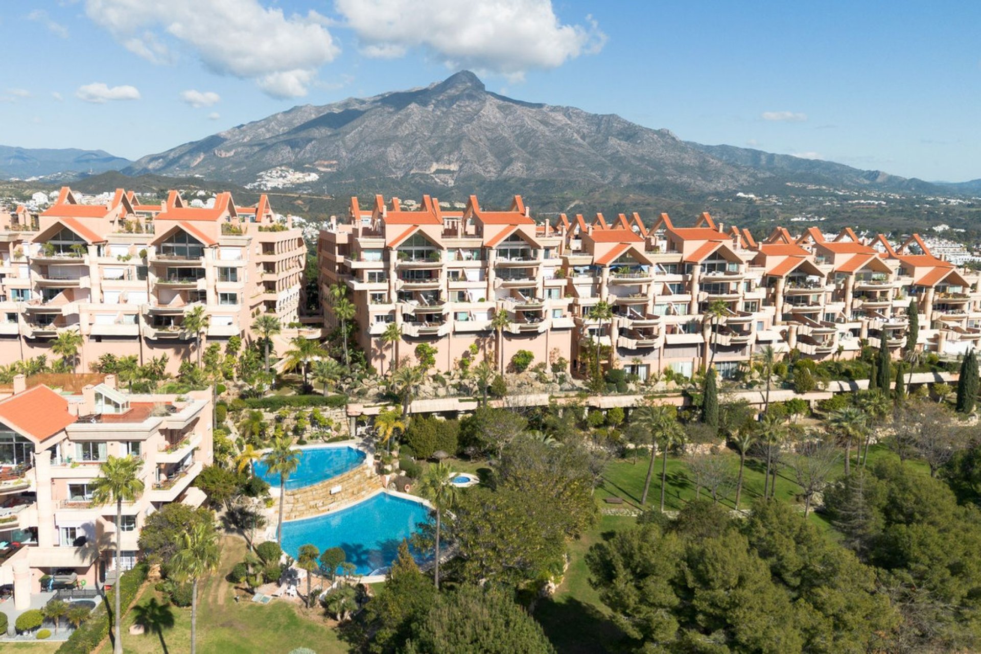 Resale - Apartment - Middle Floor Apartment - Marbella - Nueva Andalucia