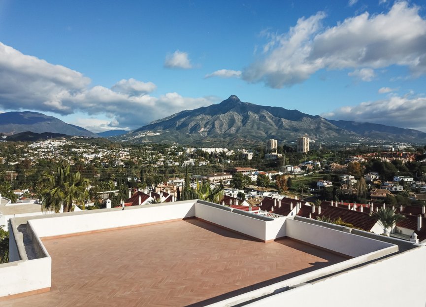 Resale - Apartment - Middle Floor Apartment - Marbella - Nueva Andalucia