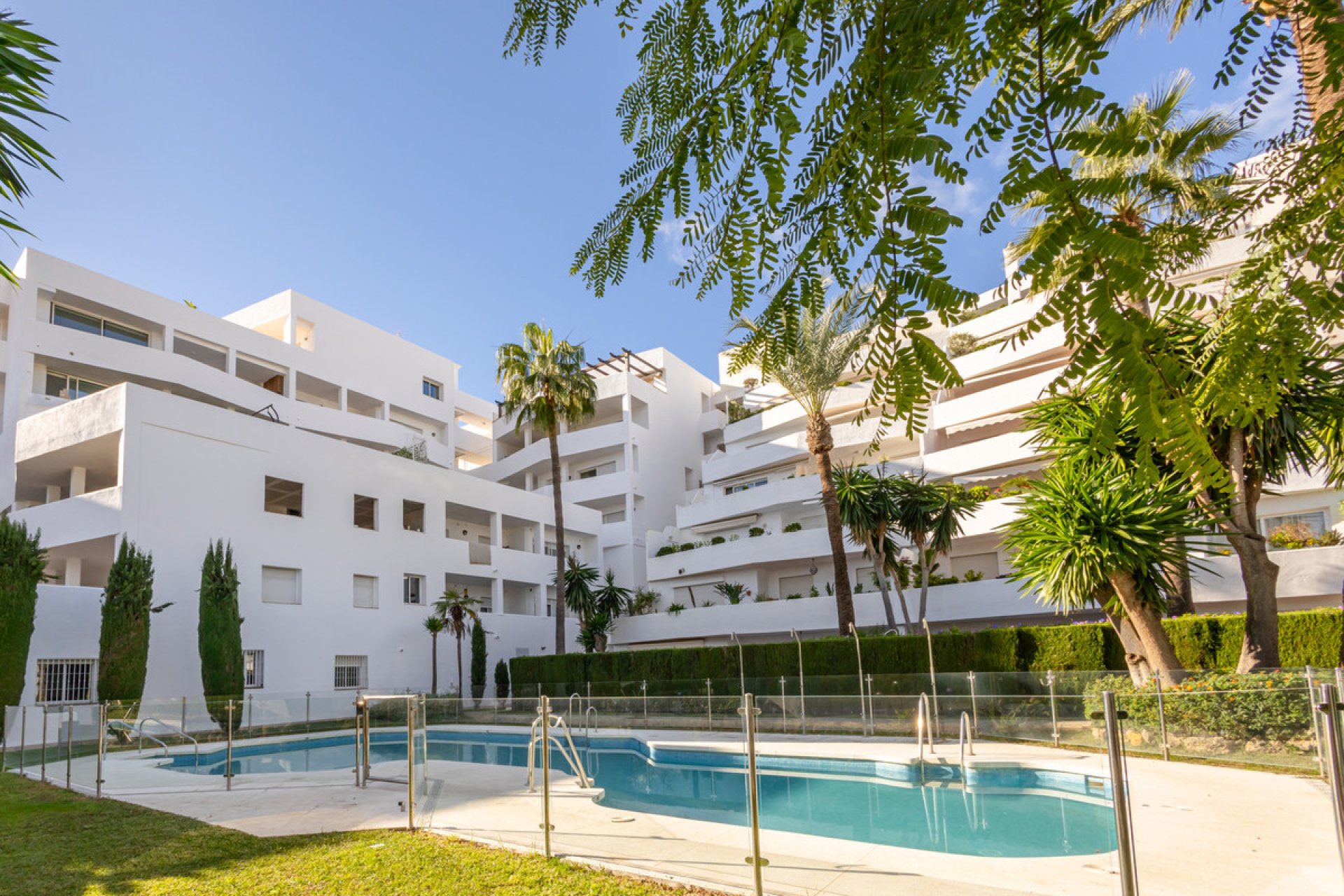 Resale - Apartment - Middle Floor Apartment - Marbella - Nueva Andalucia