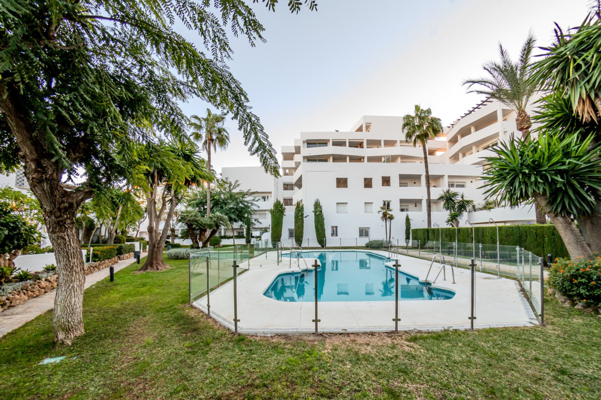 Resale - Apartment - Middle Floor Apartment - Marbella - Nueva Andalucia