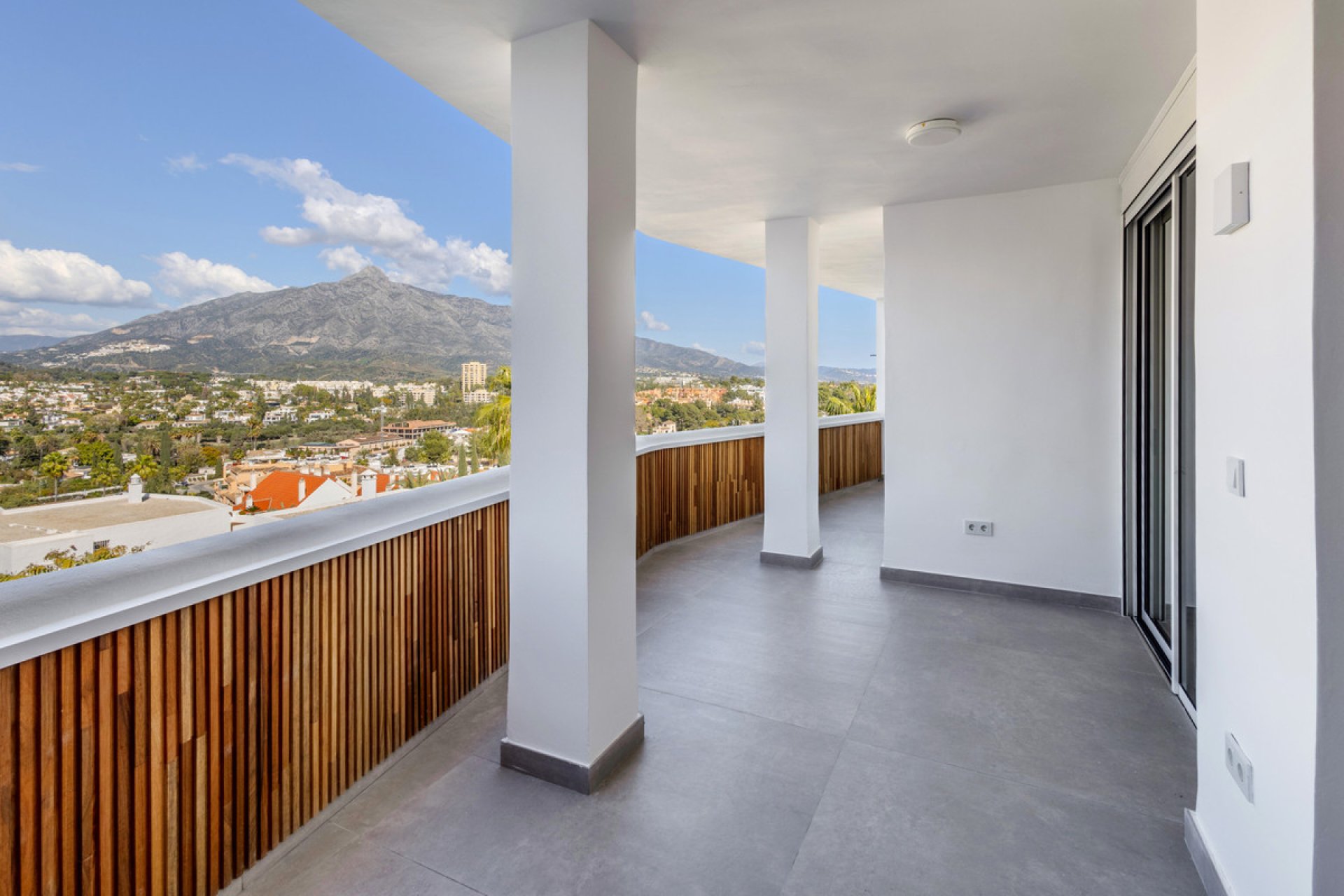 Resale - Apartment - Middle Floor Apartment - Marbella - Nueva Andalucia