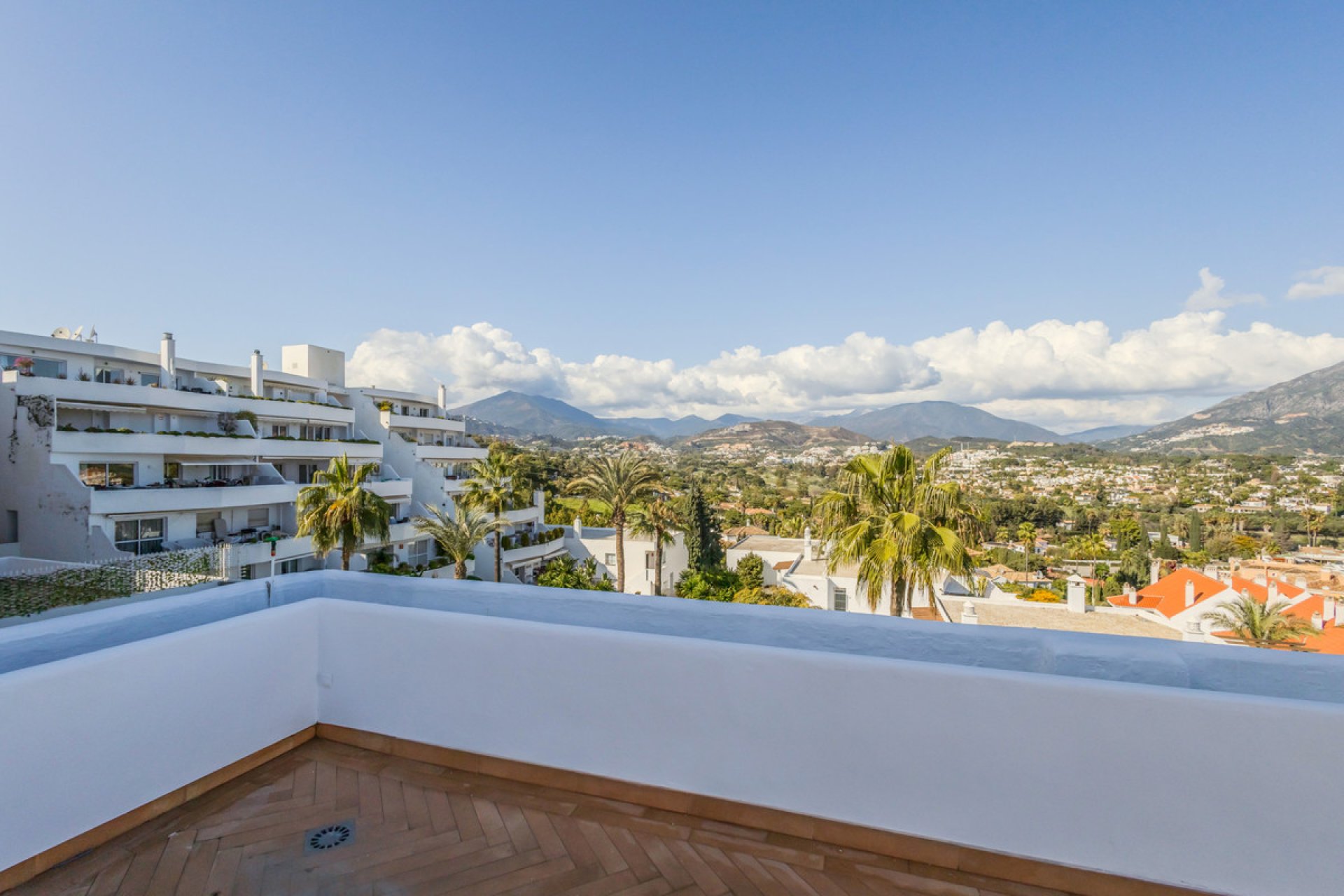 Resale - Apartment - Middle Floor Apartment - Marbella - Nueva Andalucia