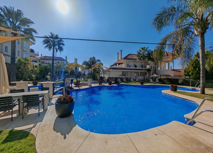 Resale - Apartment - Middle Floor Apartment - Marbella - Nueva Andalucia