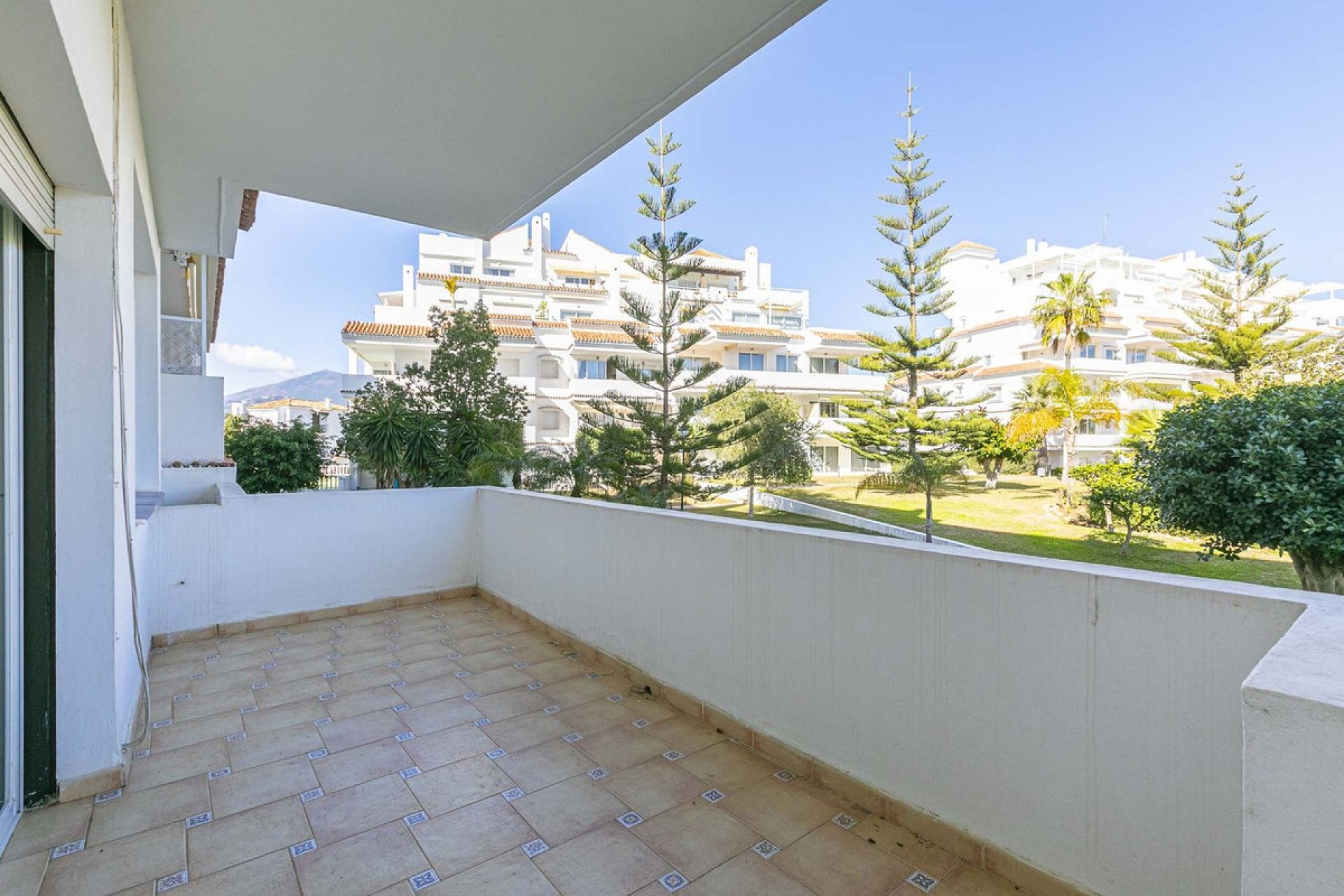 Resale - Apartment - Middle Floor Apartment - Marbella - Nueva Andalucia